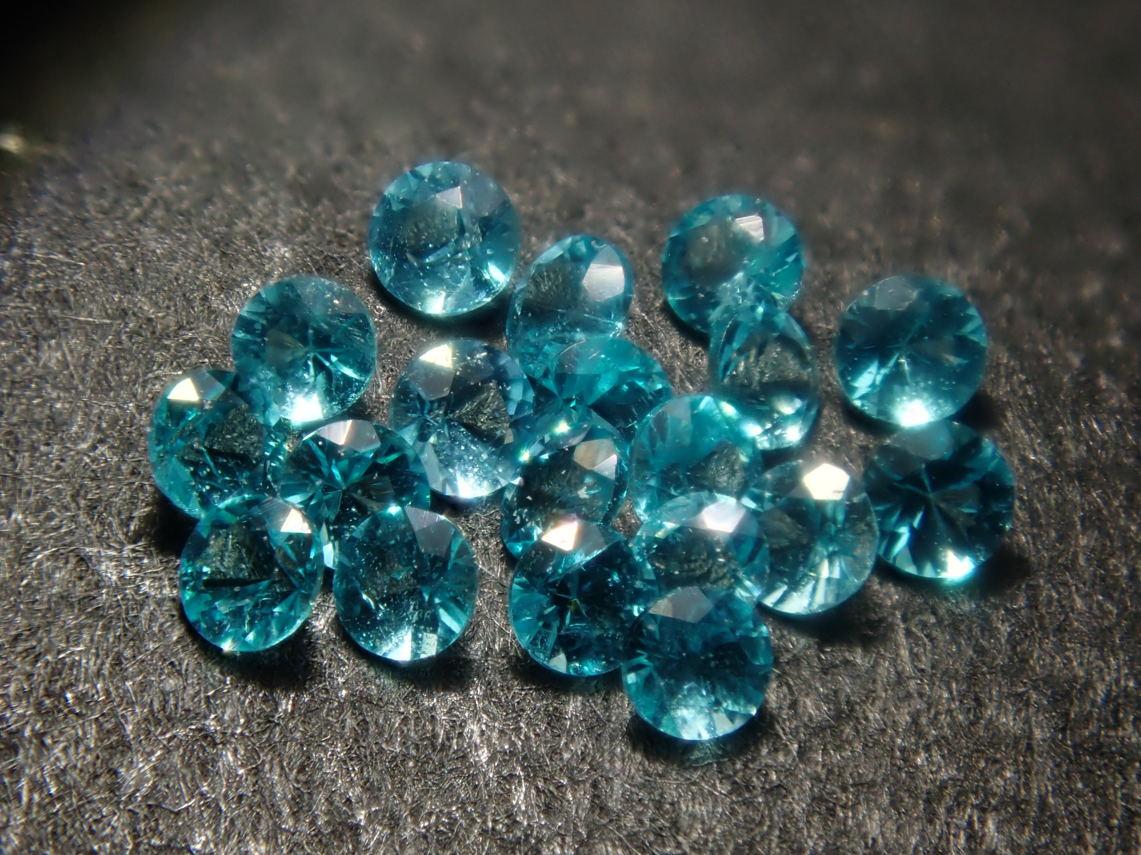 ブラジル産パライバトルマリン(CuO:2.3%,Mn0:2.6%)含むネオンカラーの