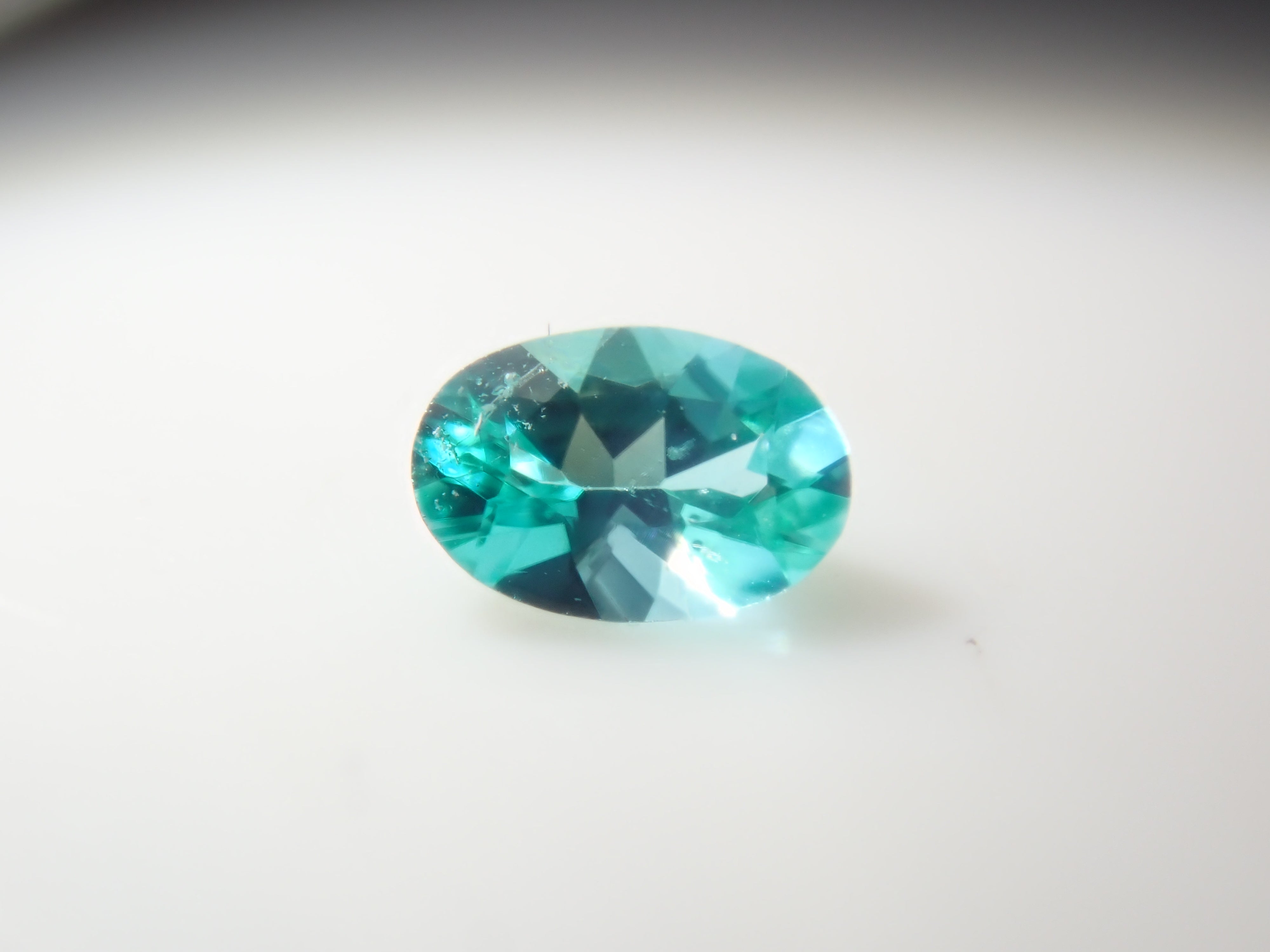 ブラジル産パライバトルマリン(CuO:2.3%,Mn0:2.6%)含むネオンカラーの