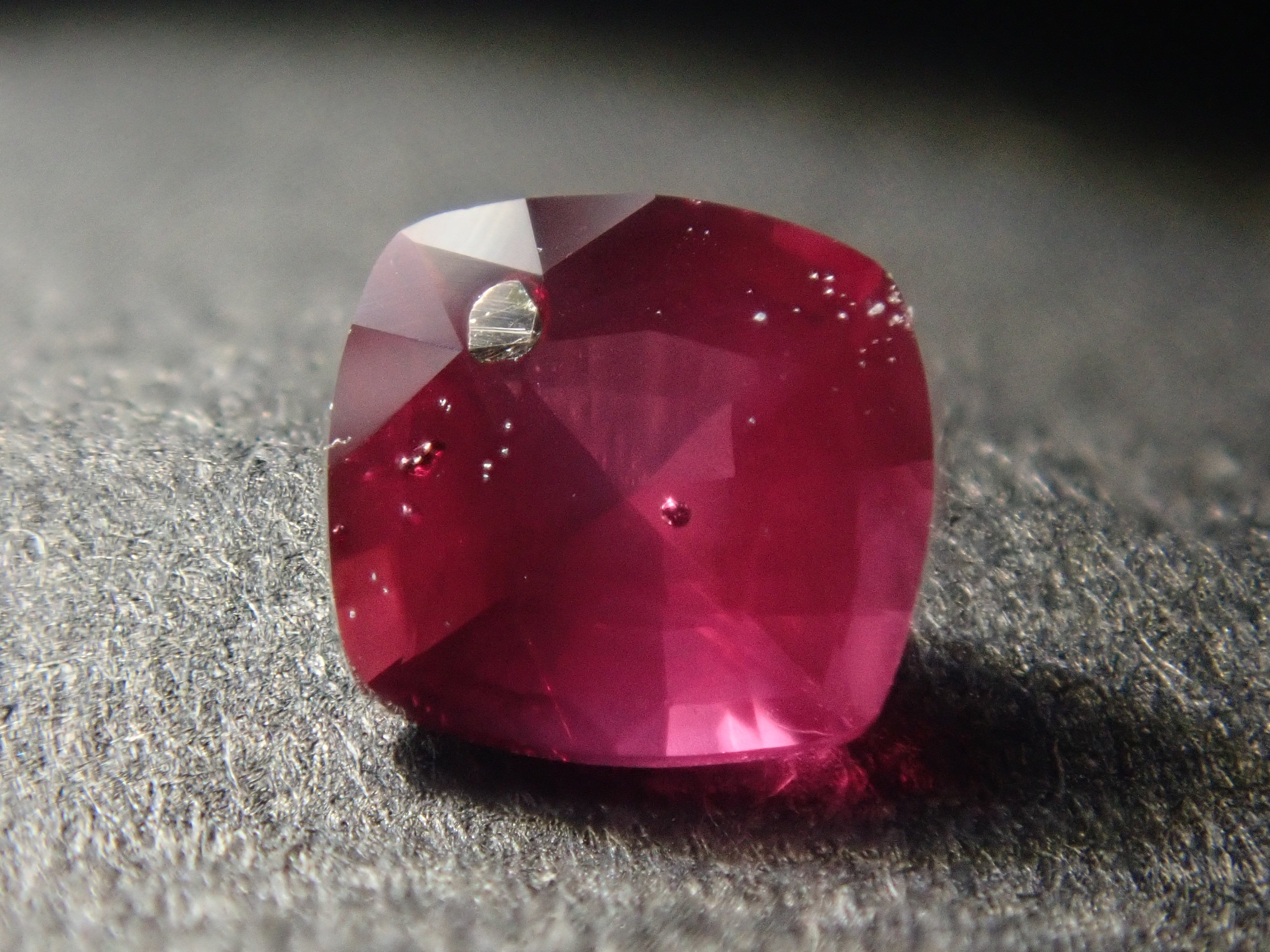 【抽選販売0216_09】《クイズ出題》ピンクサファイア（ヘマタイト入り） 0.271ctルース