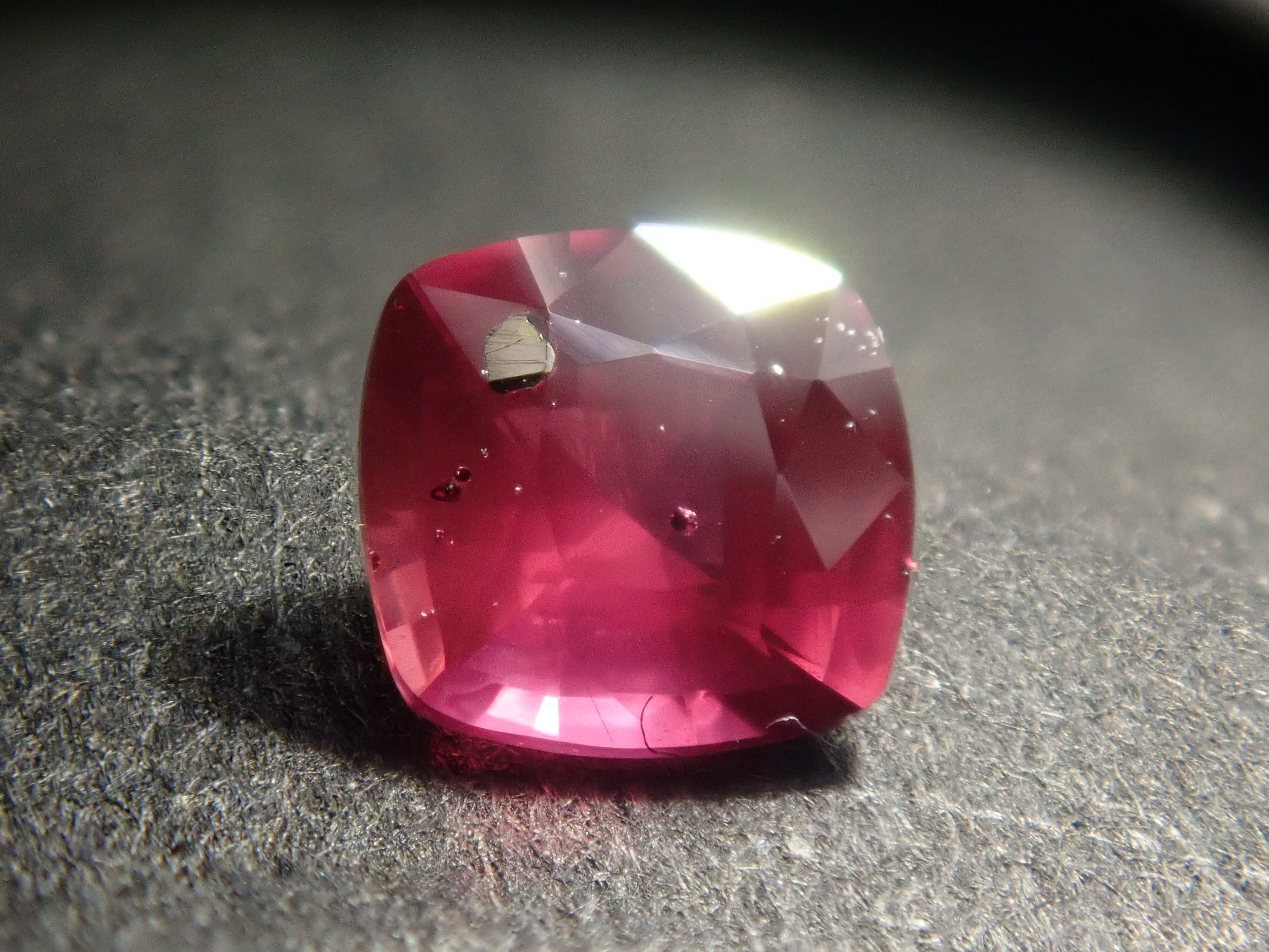 【抽選販売0216_09】《クイズ出題》ピンクサファイア（ヘマタイト入り） 0.271ctルース