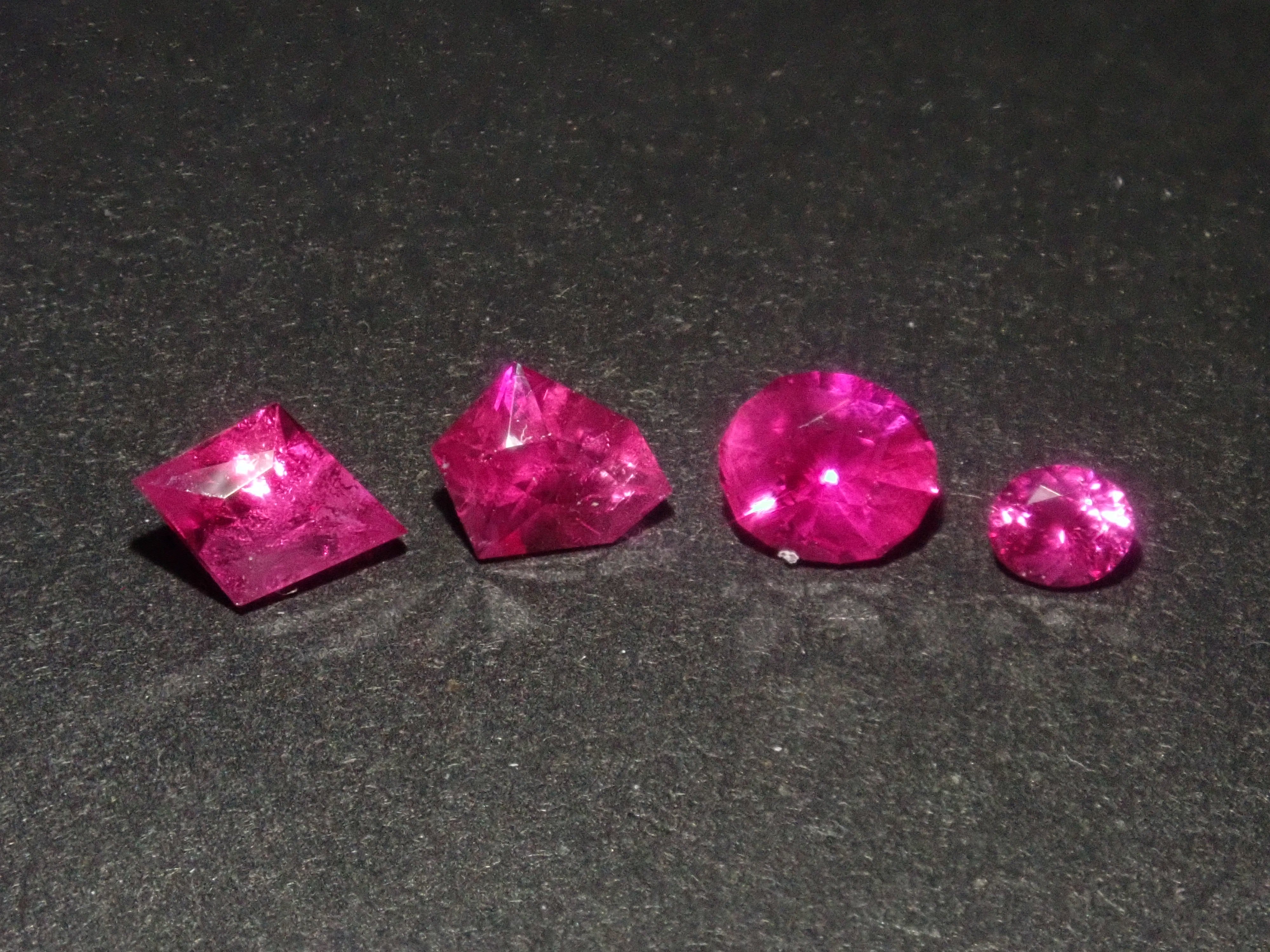 【12/22時販売】《限定15石》6万円相当のピジョンブラッドルビーAIGSを含む赤色宝石ガチャ💎ルビーやホットピンクサファイア《複数購入割引有》