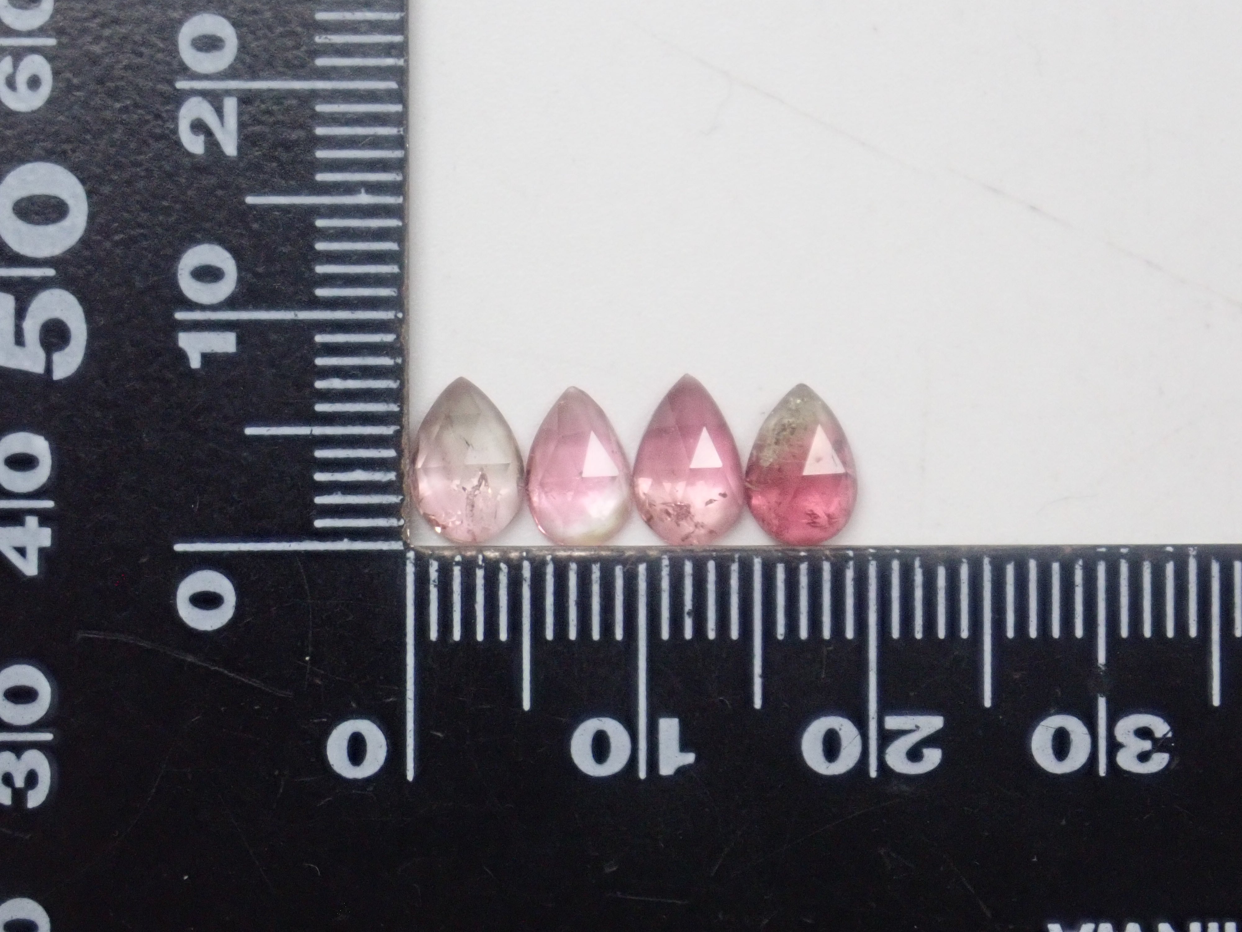 【1/2 22時販売】《限定11石》バイカラーガチャ（ジンバブエ産バイカラーユークレース、バイカラーサファイア、バイカラーゾイサイト含む）《複数購入割引有》