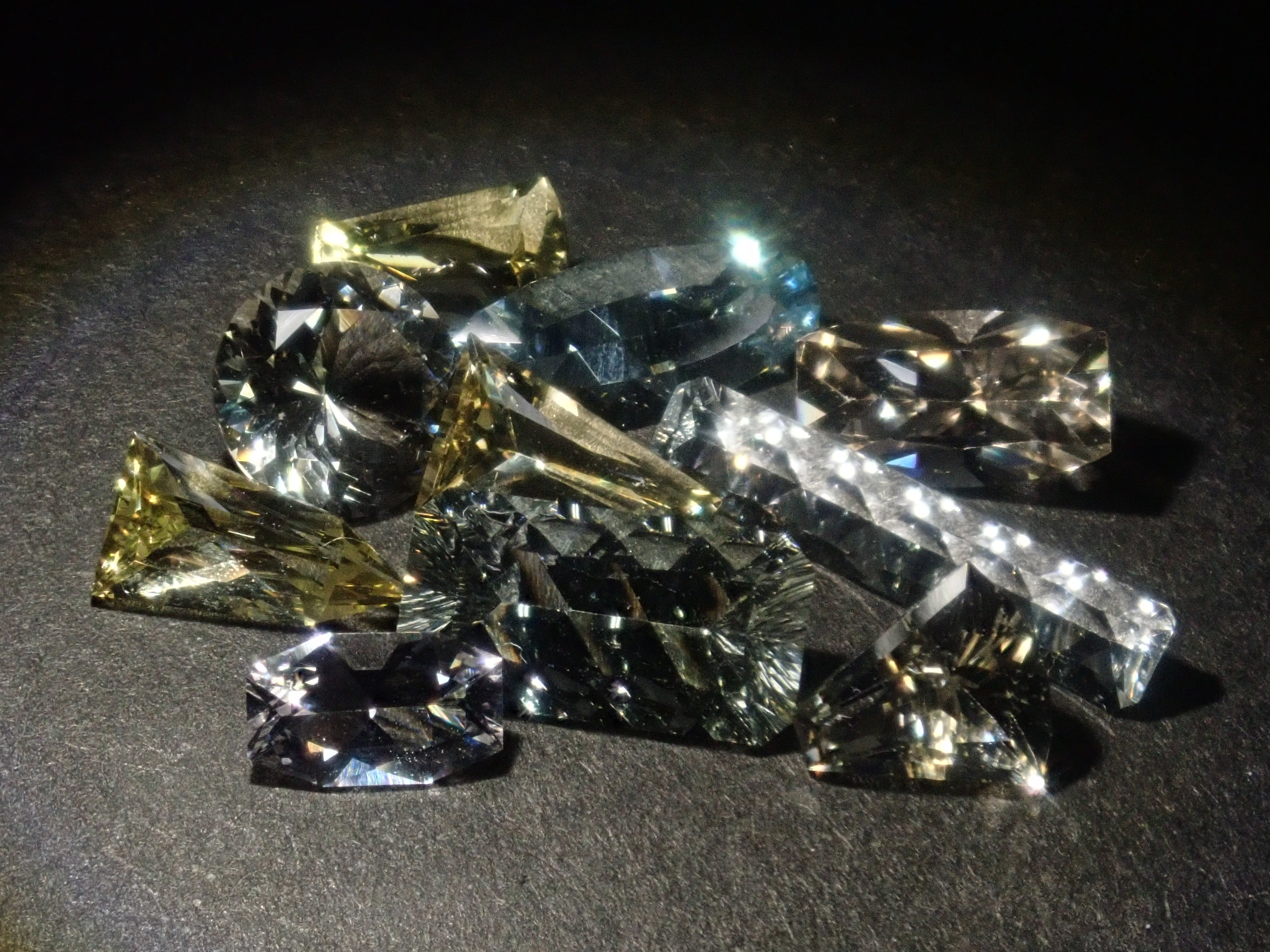 【1/3 22時販売】《限定13石》ベリルガチャ（甲州貴石切子のアクアマリン・ボルテックスカット含む）1石ルース《複数購入割引有》