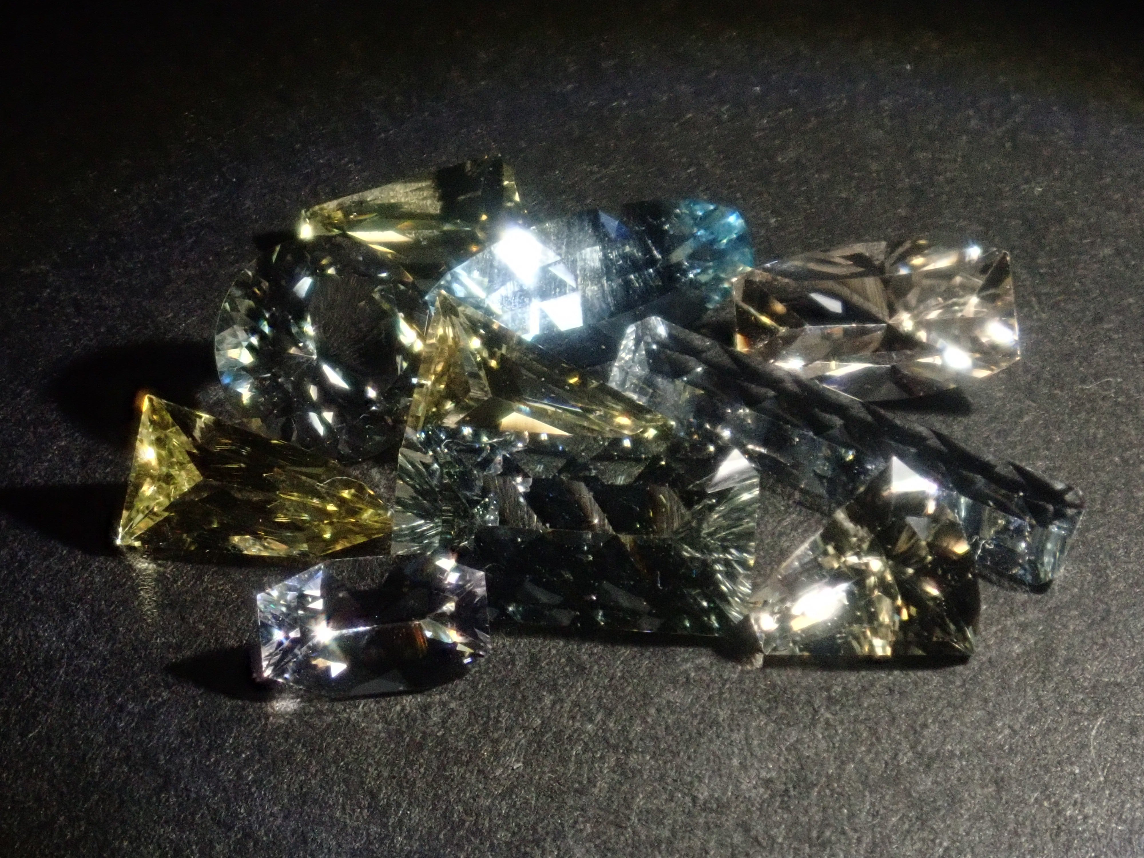 【1/3 22時販売】《限定13石》ベリルガチャ（甲州貴石切子のアクアマリン・ボルテックスカット含む）1石ルース《複数購入割引有》