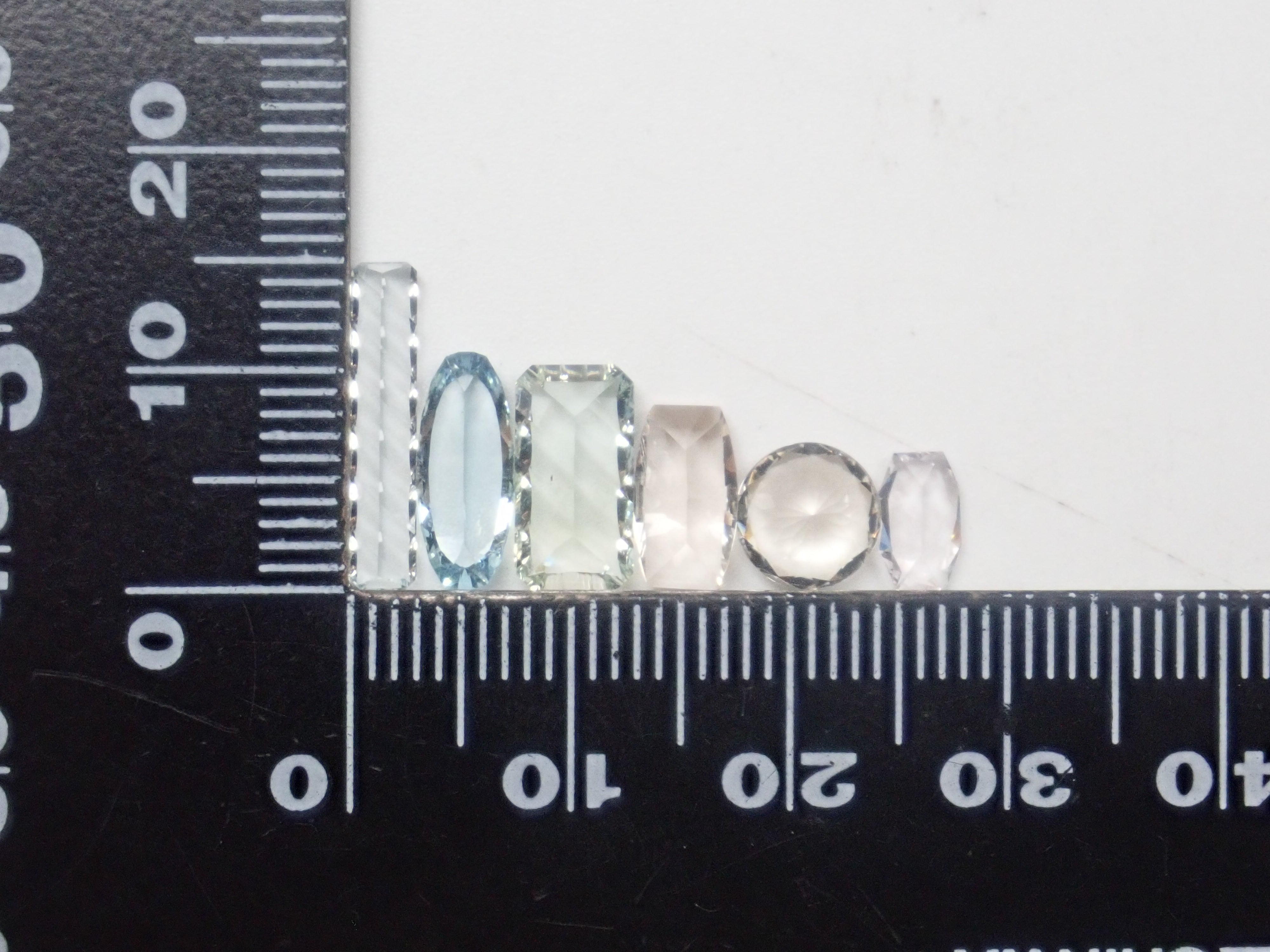 【1/3 22時販売】《限定13石》ベリルガチャ（甲州貴石切子のアクアマリン・ボルテックスカット含む）1石ルース《複数購入割引有》