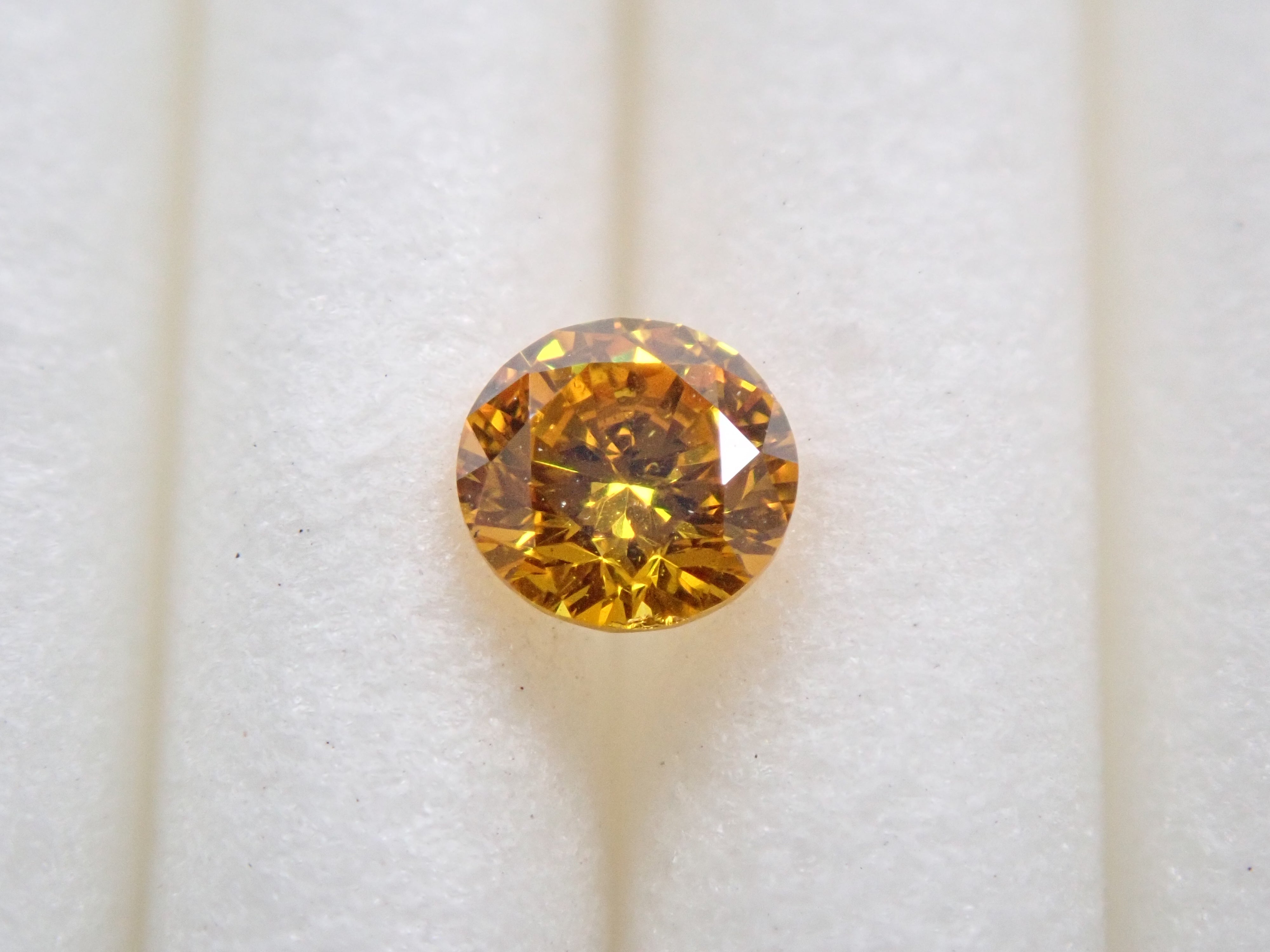 イエローダイヤモンド 3mm/0.107ctルース(FANCY VIVID ORANGY YELLOW, SI-2)