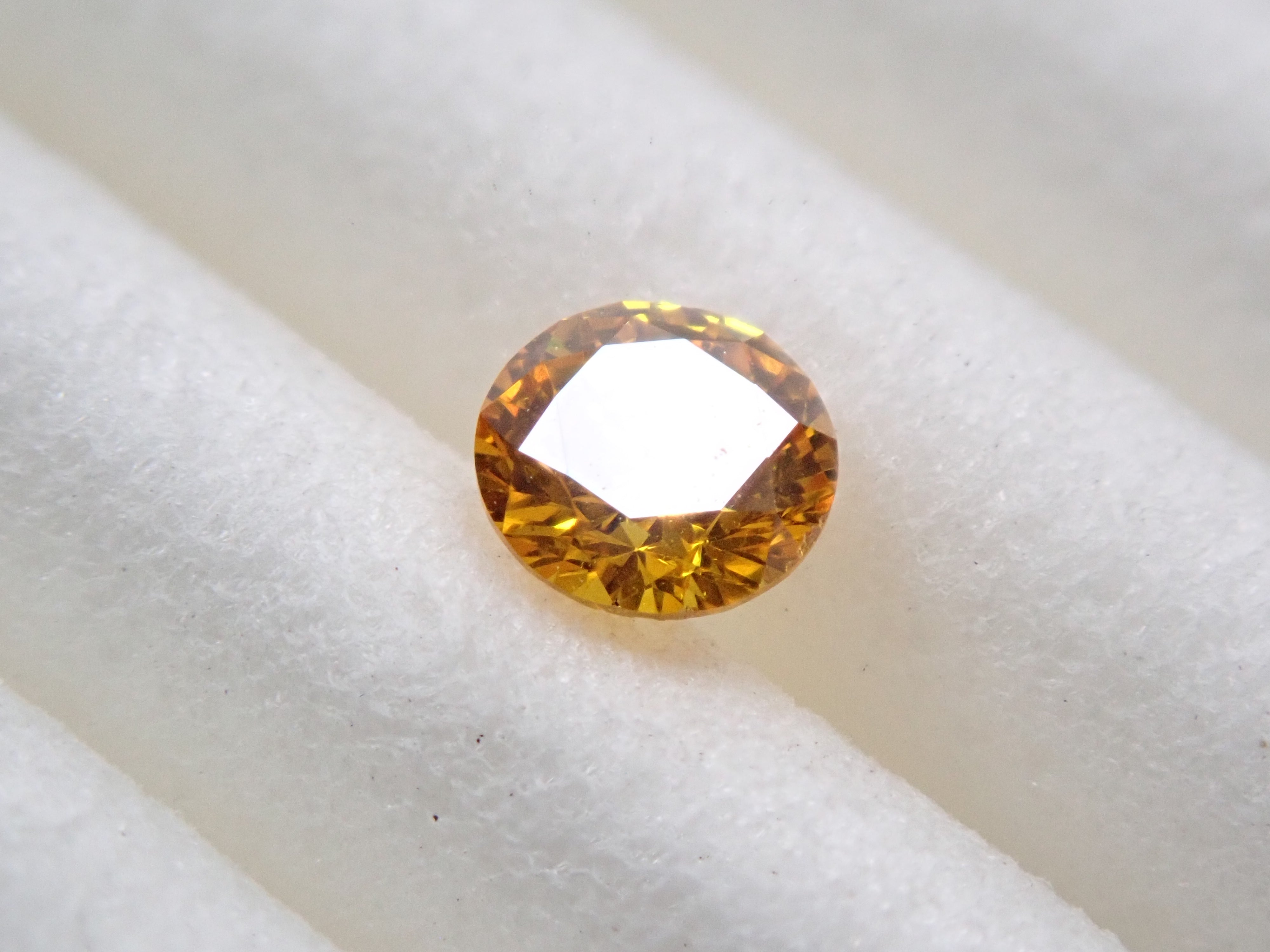 イエローダイヤモンド 3mm/0.107ctルース(FANCY VIVID ORANGY YELLOW, SI-2)