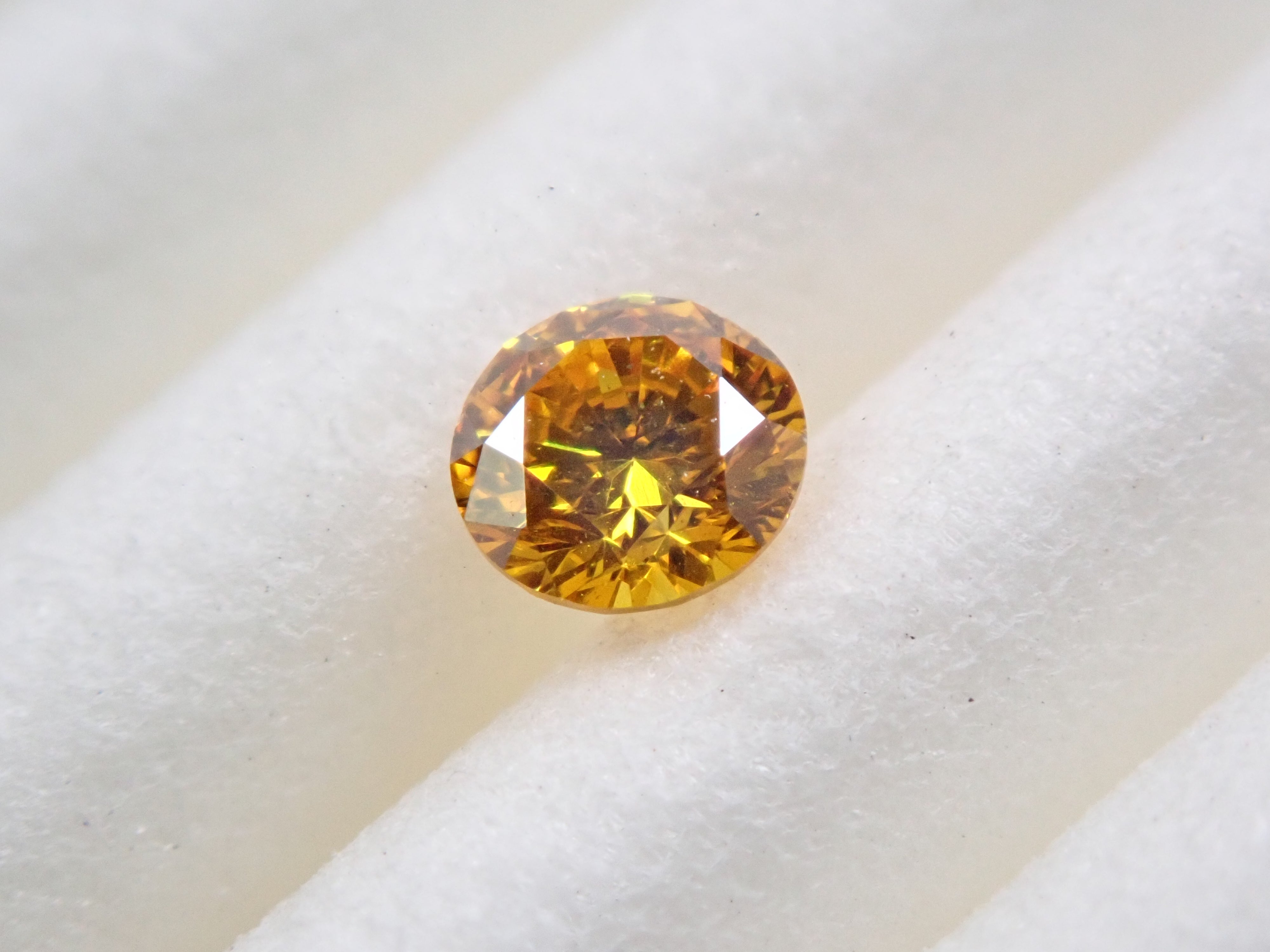 イエローダイヤモンド 3mm/0.107ctルース(FANCY VIVID ORANGY YELLOW, SI-2)