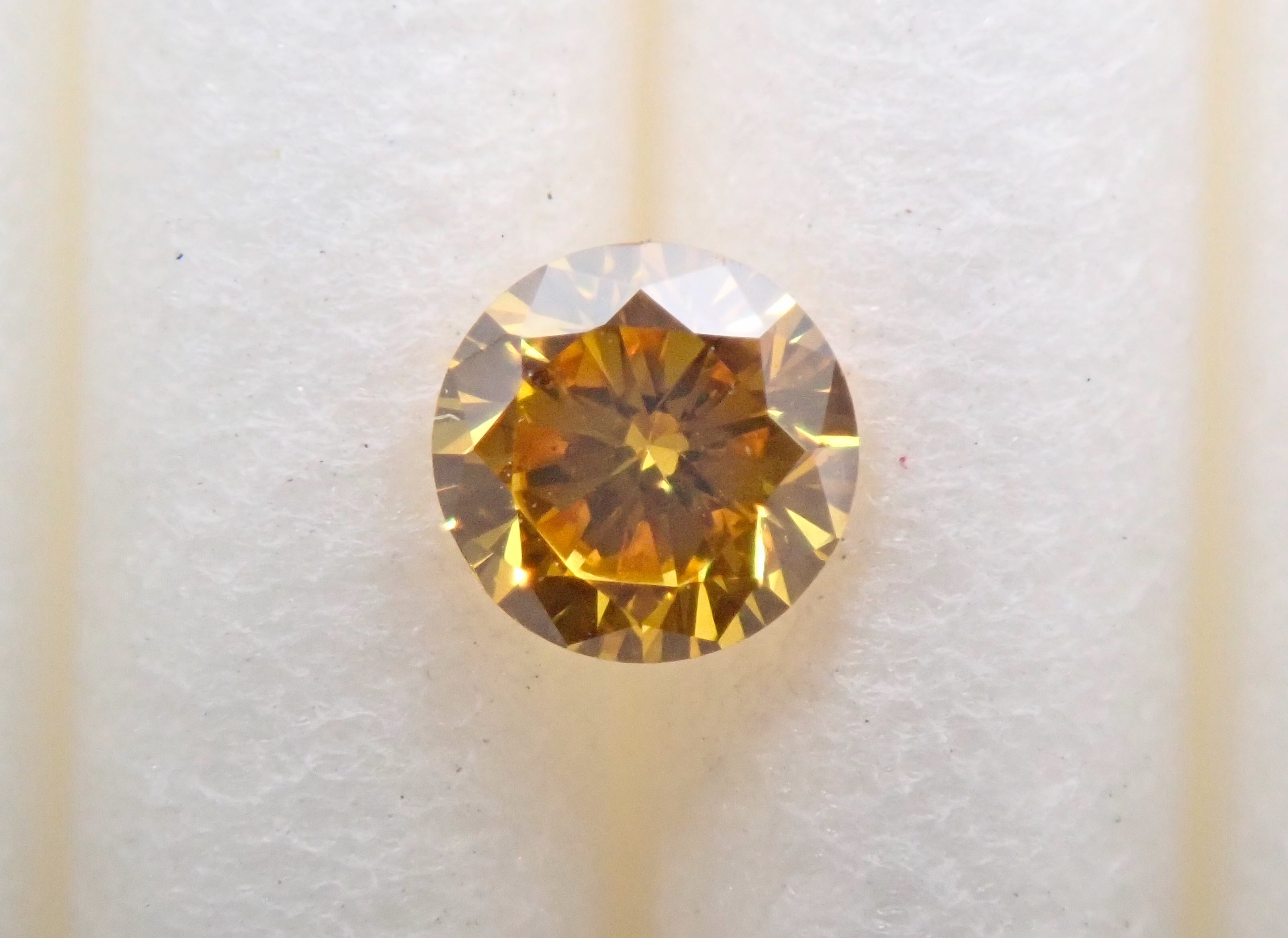 イエローダイヤモンド 3mm/0.111ctルース(FANCY VIVID ORANGY YELLOW, SI-2)