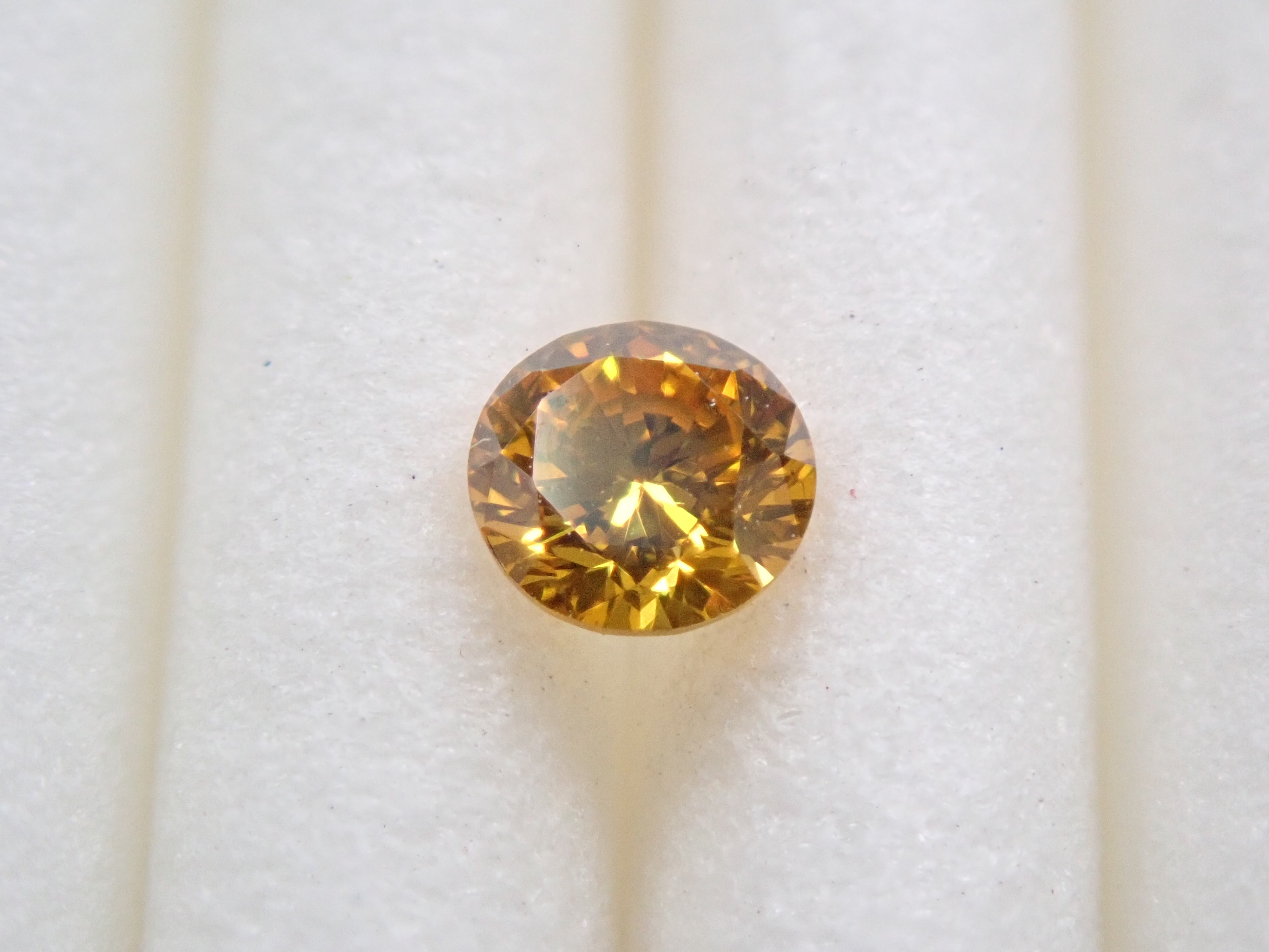 イエローダイヤモンド 3mm/0.111ctルース(FANCY VIVID ORANGY YELLOW, SI-2)