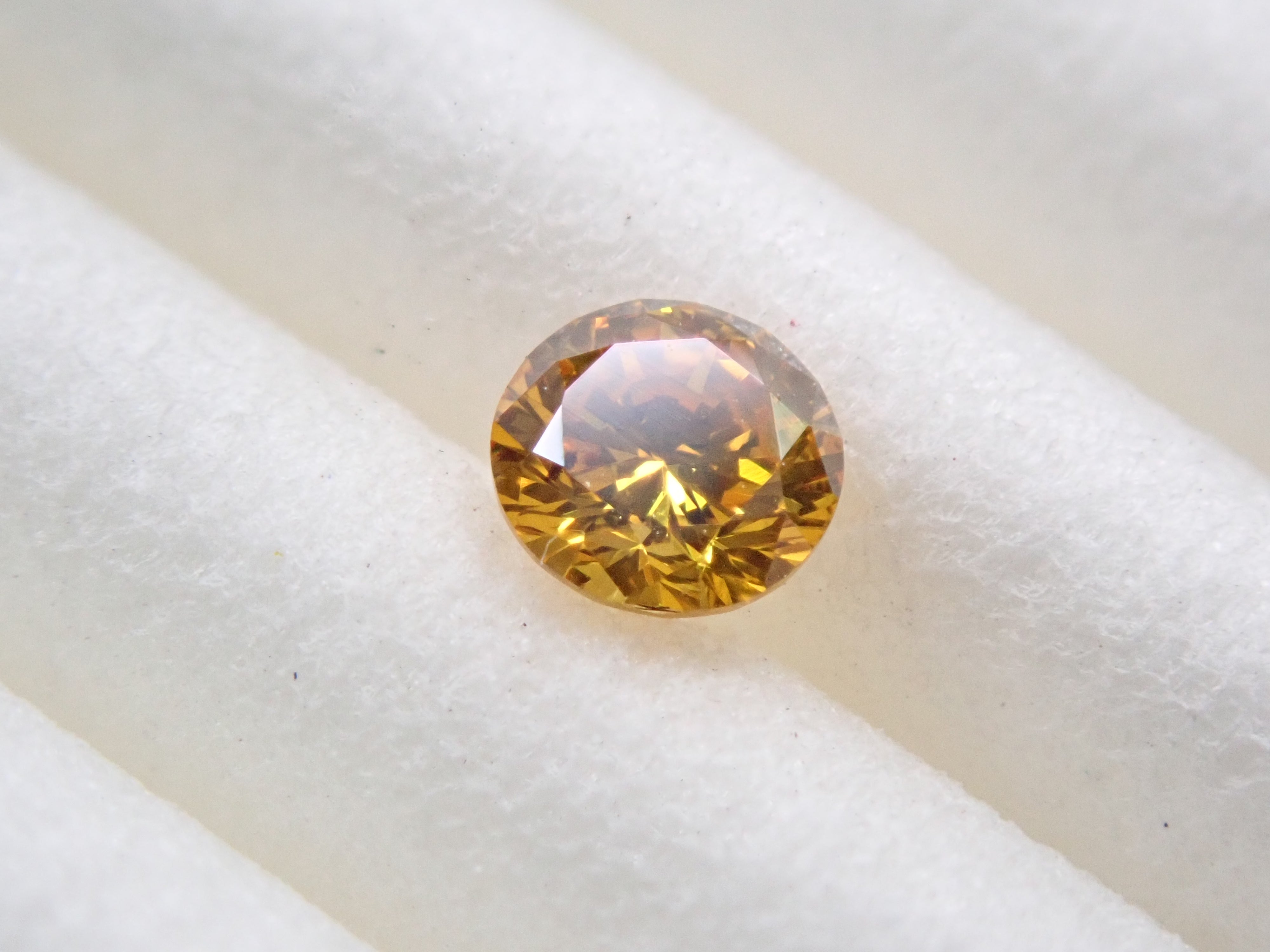 イエローダイヤモンド 3mm/0.111ctルース(FANCY VIVID ORANGY YELLOW, SI-2)