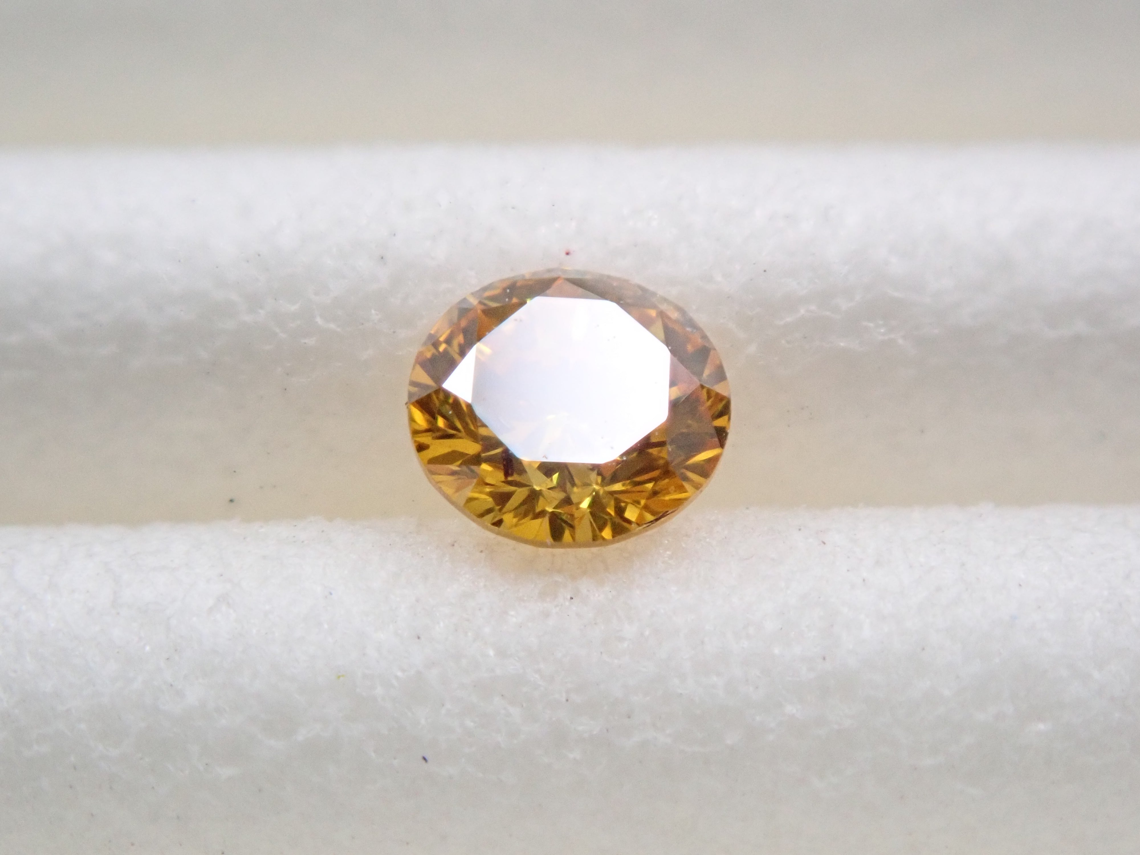 イエローダイヤモンド 3mm/0.111ctルース(FANCY VIVID ORANGY YELLOW, SI-2)