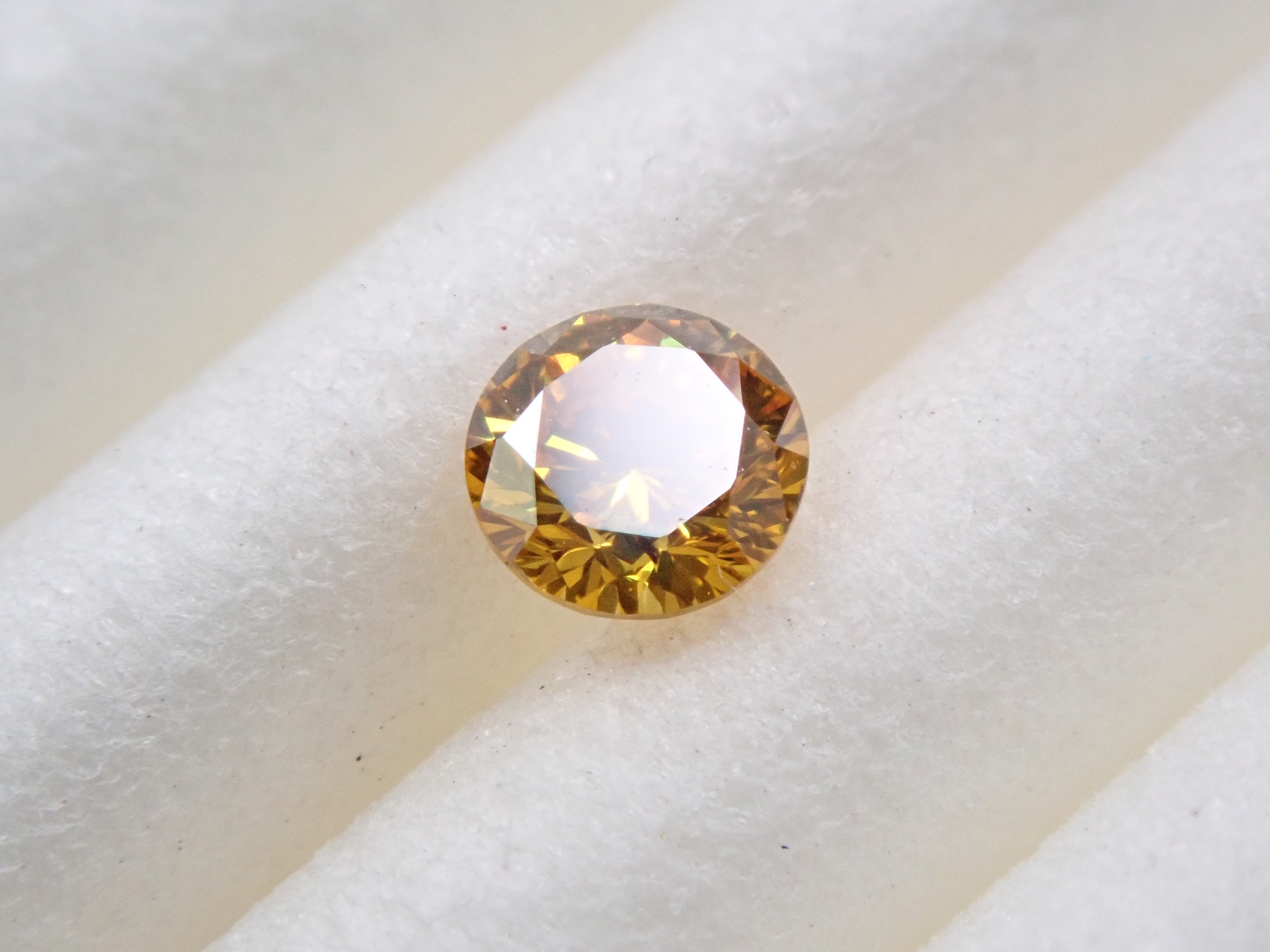 イエローダイヤモンド 3mm/0.111ctルース(FANCY VIVID ORANGY YELLOW, SI-2)