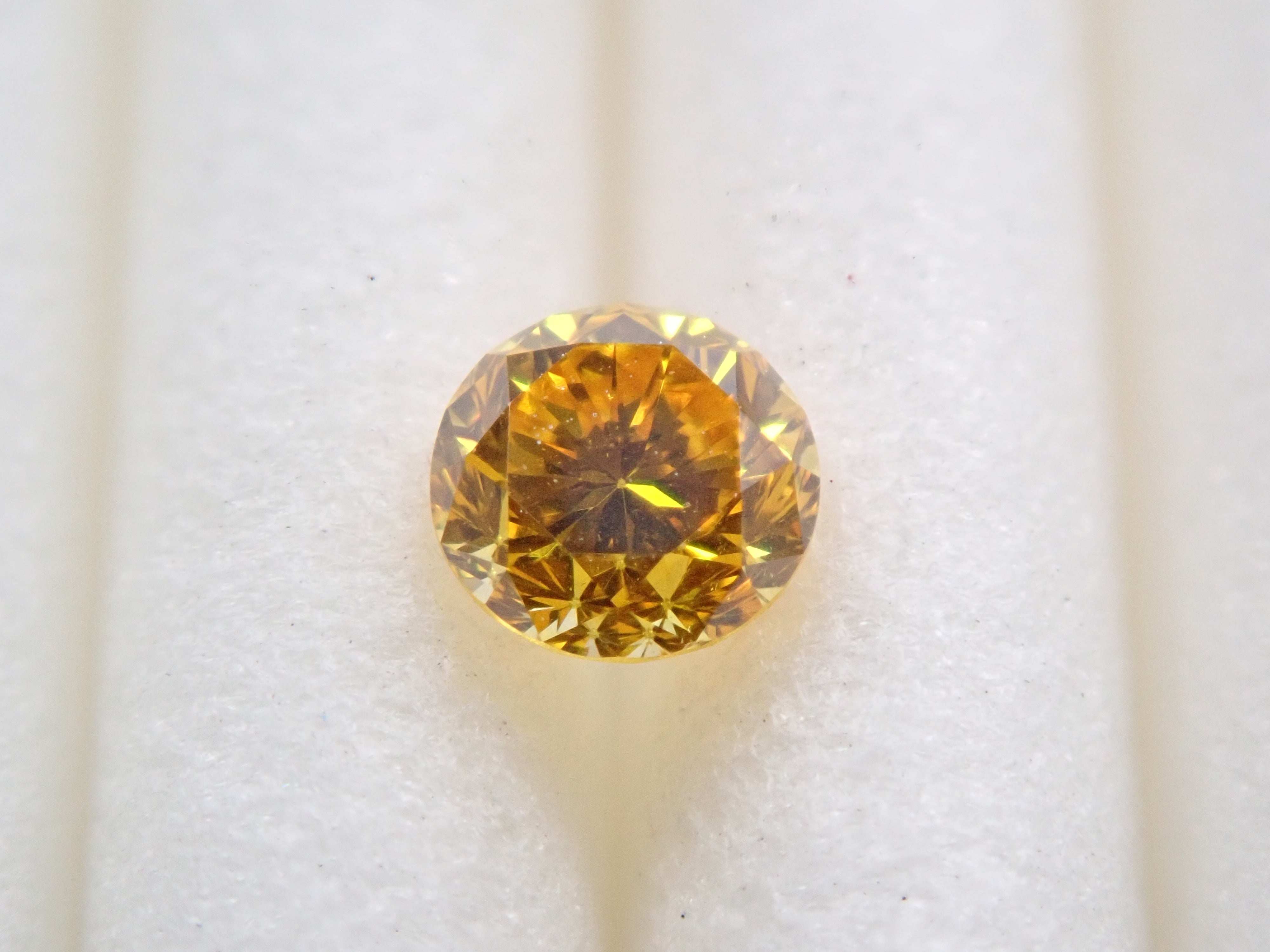 ファンシービビッドイエローダイヤモンド 3mm/0.126ctルース(FANCY VIVID ORANGY YELLOW, SI-2)