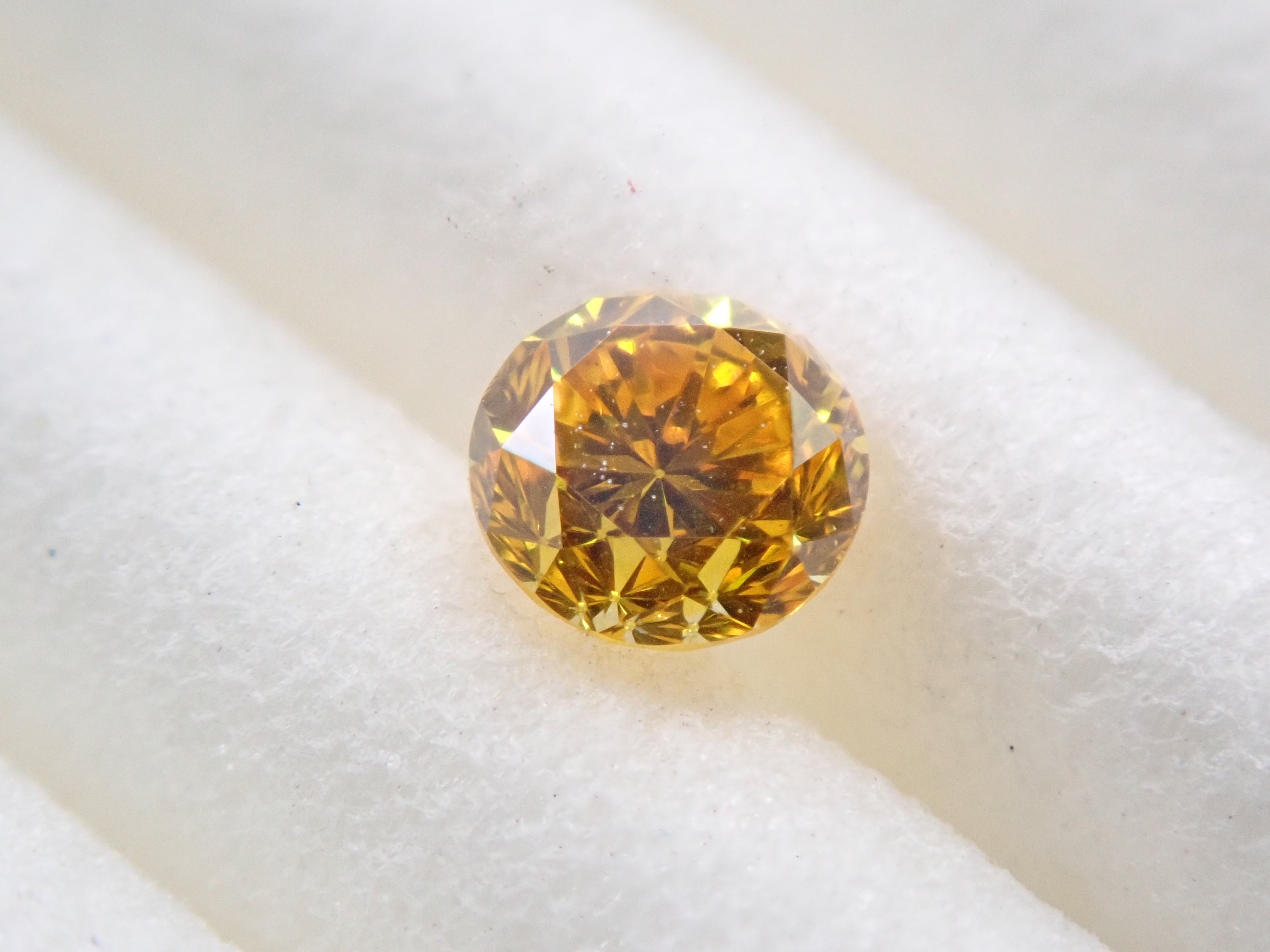 ファンシービビッドイエローダイヤモンド 3mm/0.126ctルース(FANCY VIVID ORANGY YELLOW, SI-2)