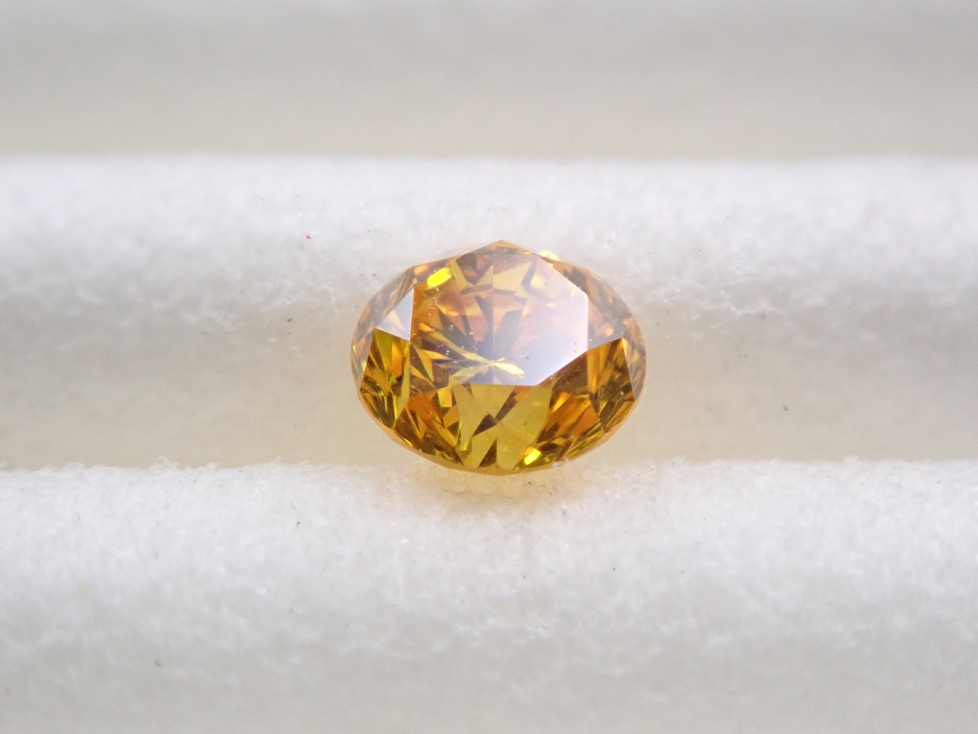 ファンシービビッドイエローダイヤモンド 3mm/0.126ctルース(FANCY VIVID ORANGY YELLOW, SI-2)