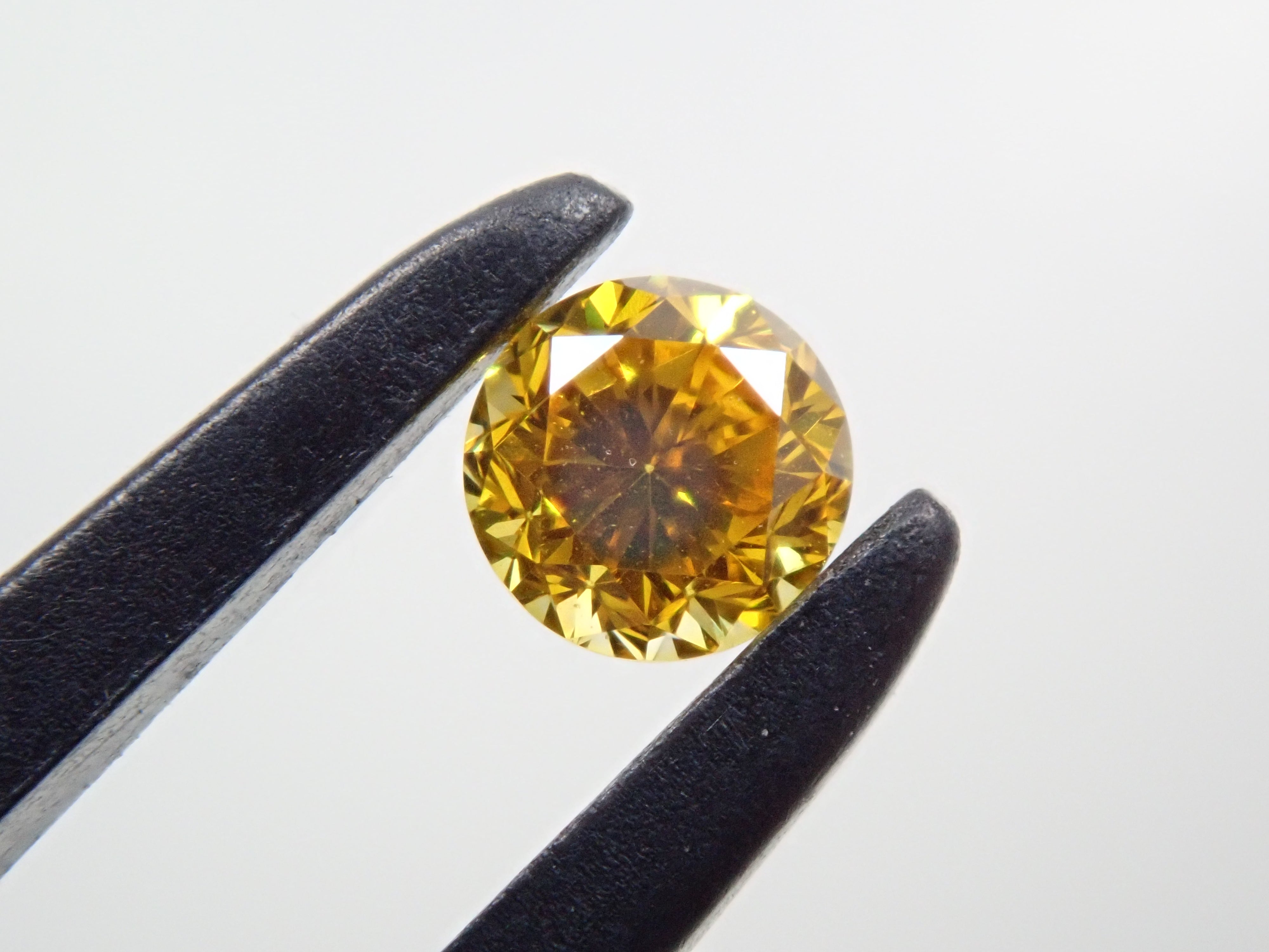 ファンシービビッドイエローダイヤモンド 3mm/0.126ctルース(FANCY VIVID ORANGY YELLOW, SI-2)