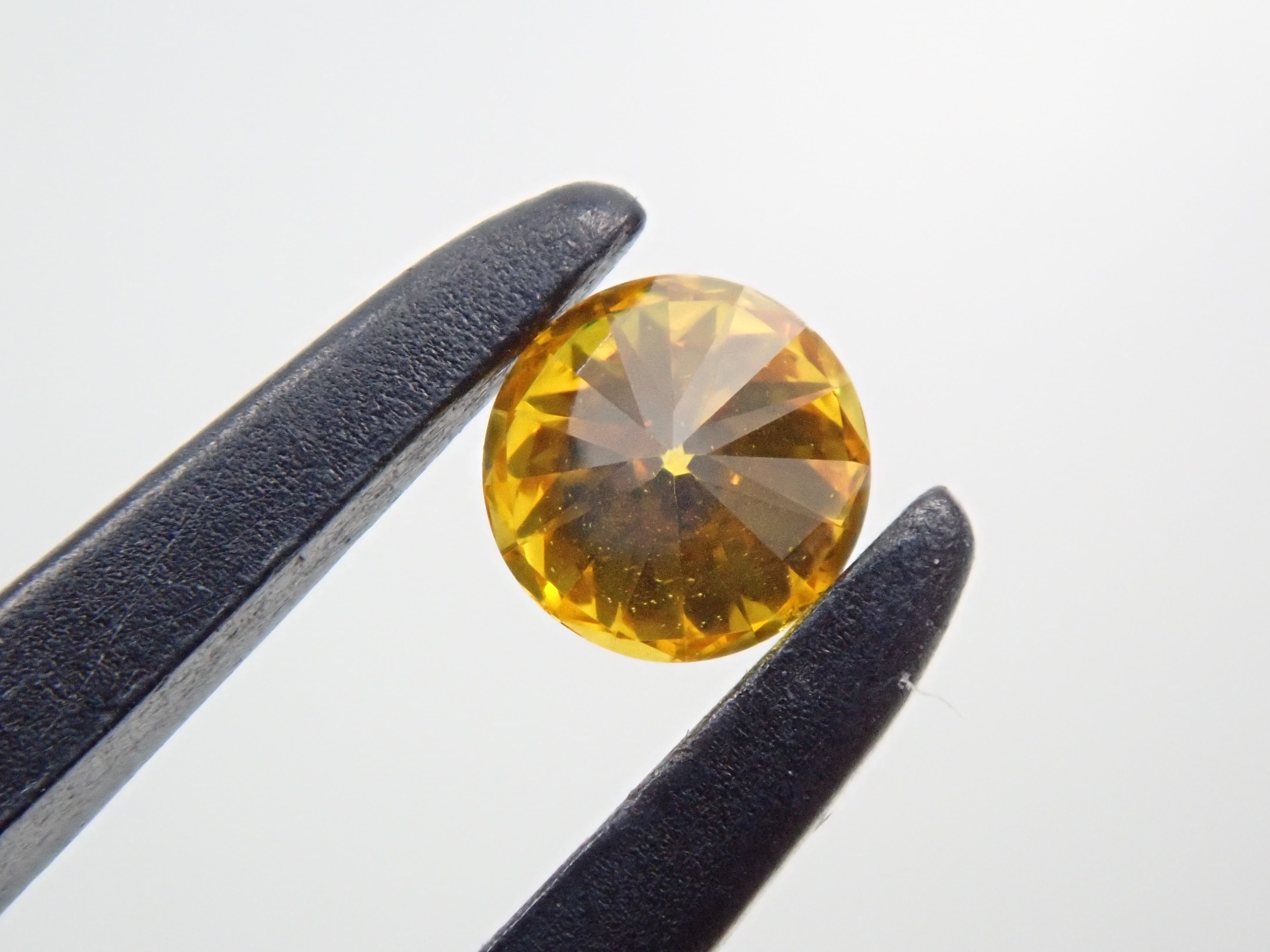 ファンシービビッドイエローダイヤモンド 3mm/0.126ctルース(FANCY VIVID ORANGY YELLOW, SI-2)