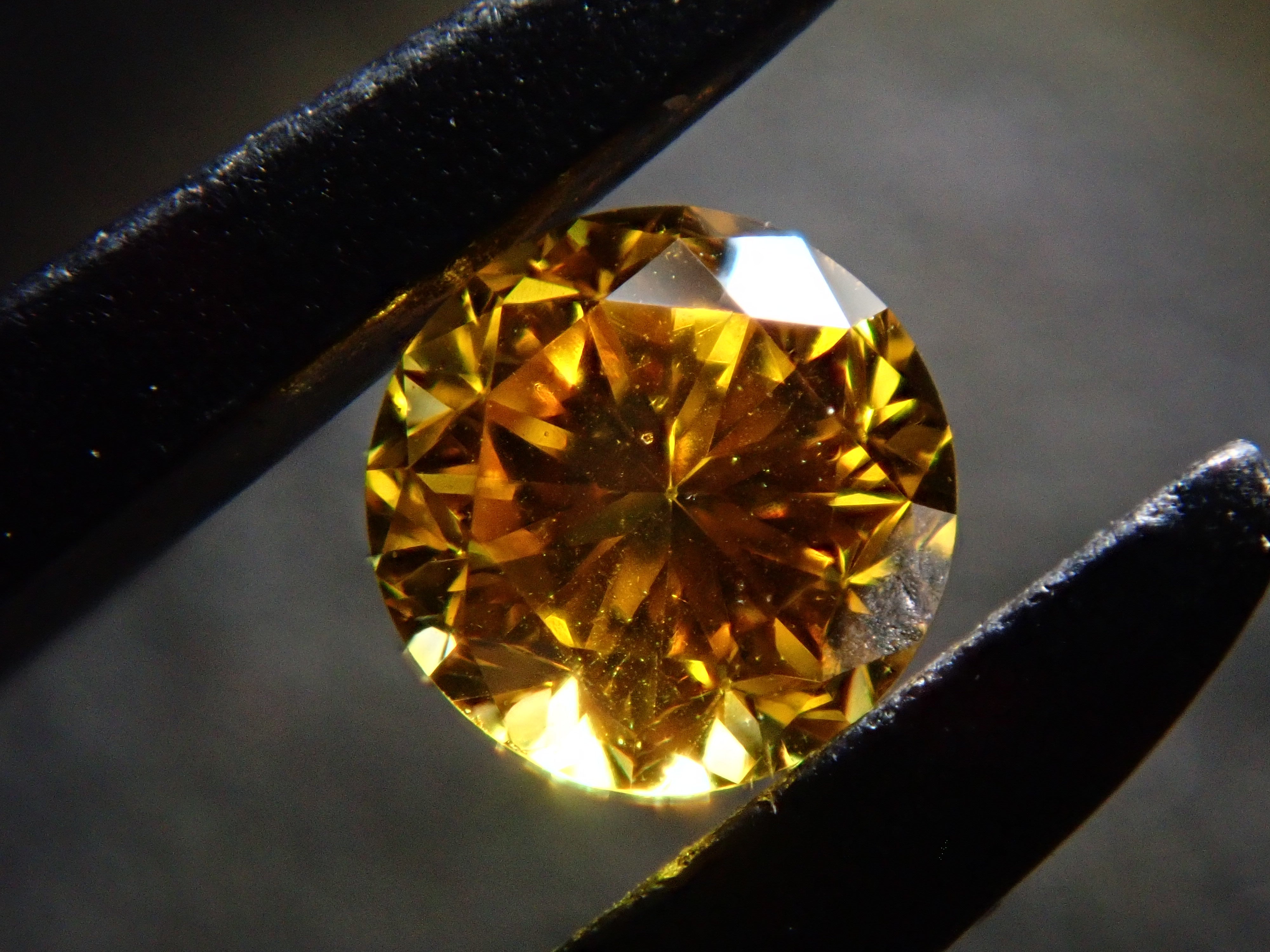 イエローダイヤモンド 0.126ctルース(FANCY VIVID ORANGY YELLOW, SI-2)