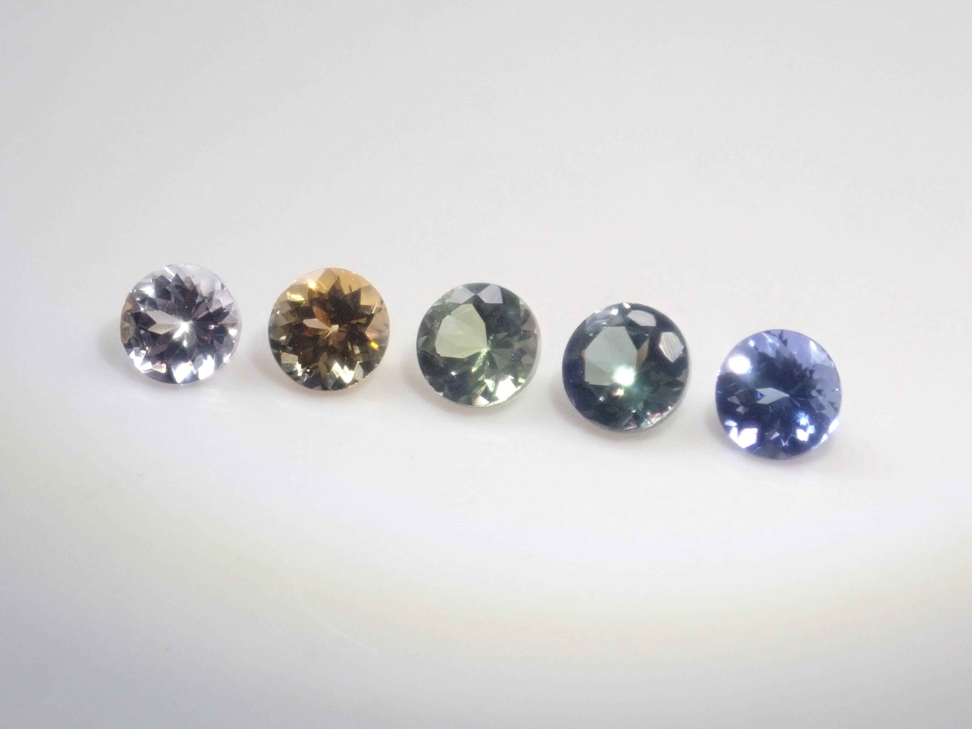 【1/10 22時販売】《限定5石》ゾイサイトガチャ全石鑑別書付き（ピンクゾイサイト、イエローゾイサイト、グリーンゾイサイト、タンザナイト含む,5mm）《複数購入割引有》