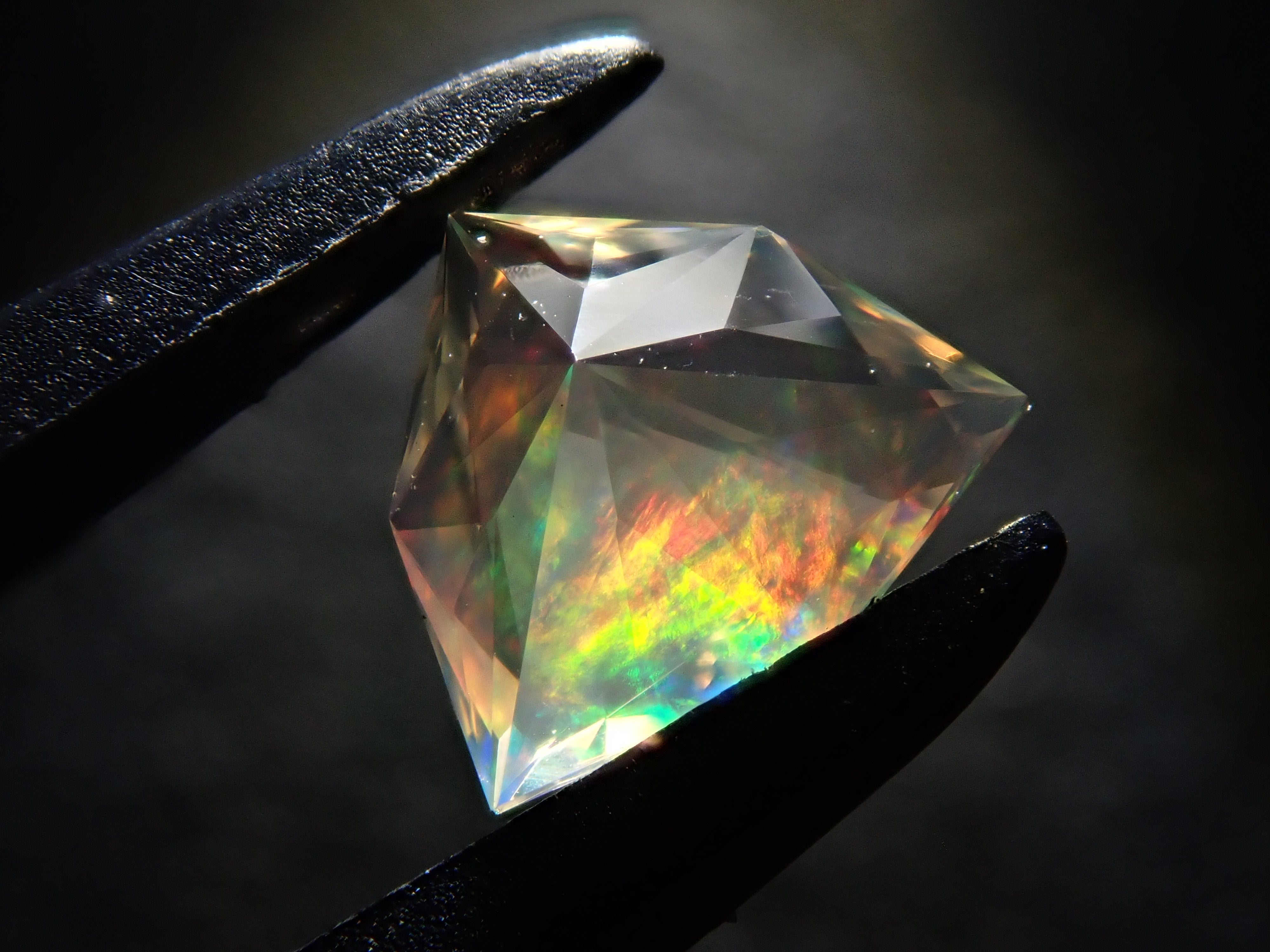 [12561478] Fire Opal (Faceted Cut) 0.401ct Loose Stone