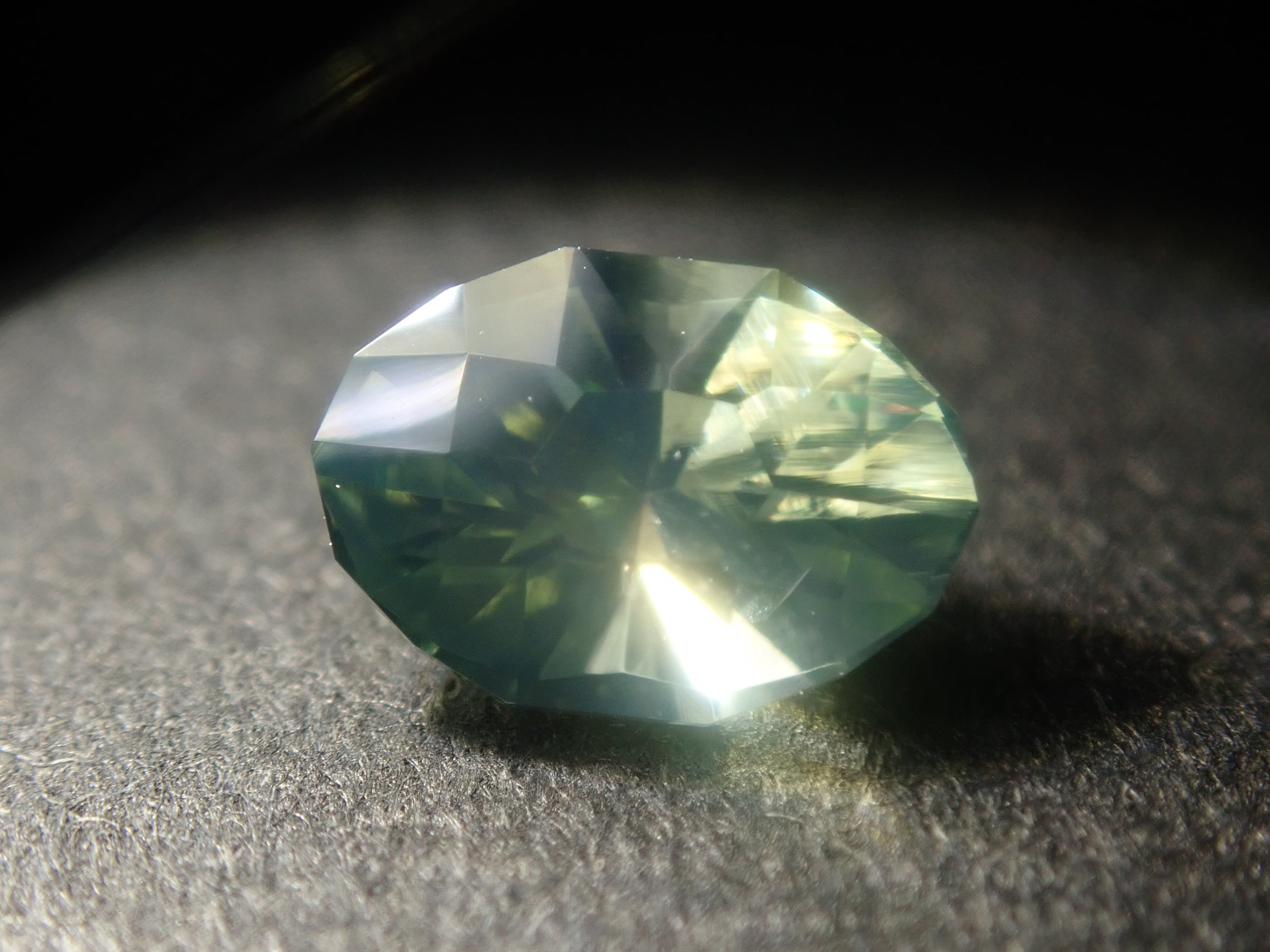 限定7石》スリランカ産グリーンジルコン（特殊カット、シルキータイプ