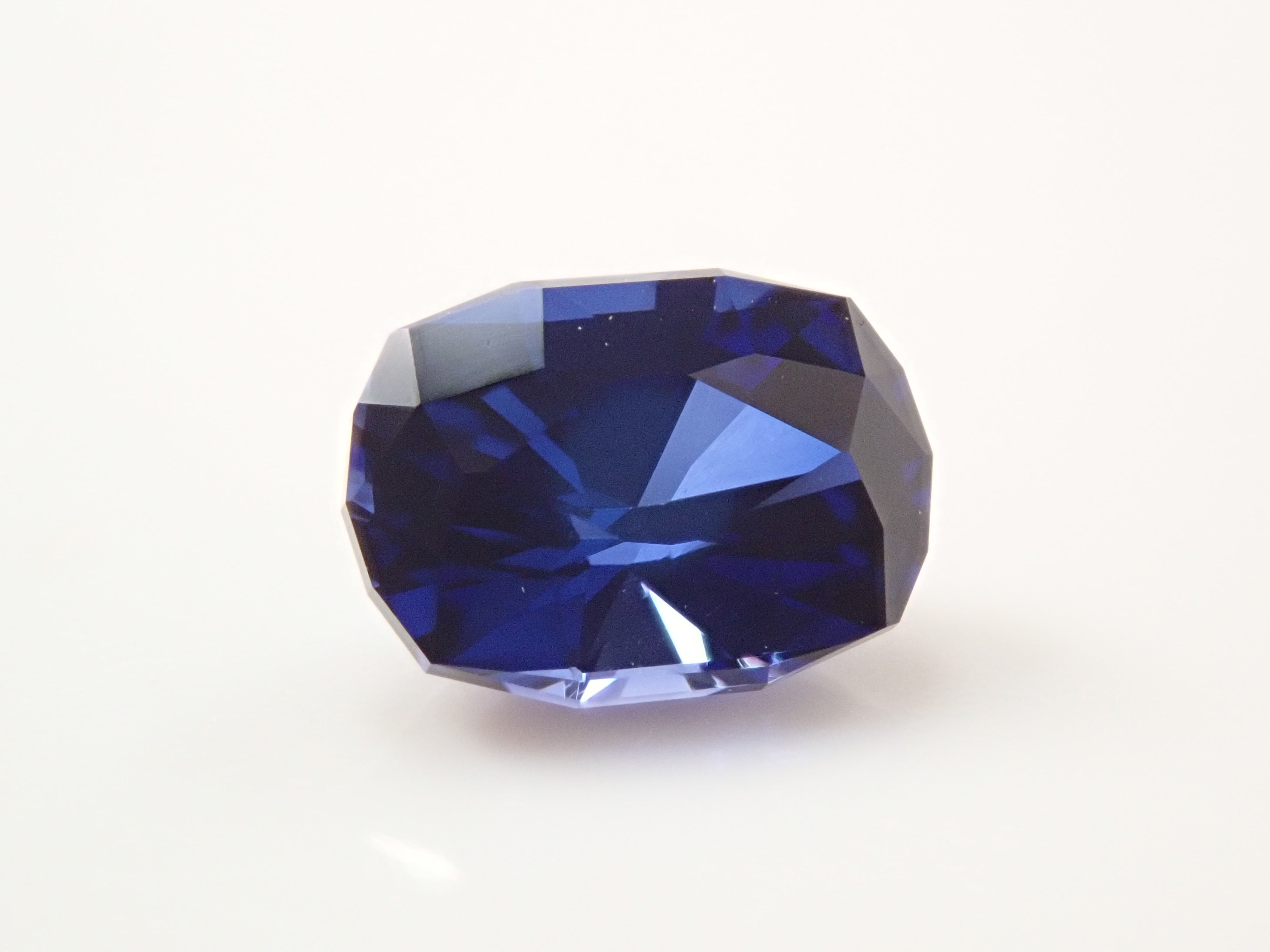 合成サファイア 0.879ctルース（合成ブルーサファイア）