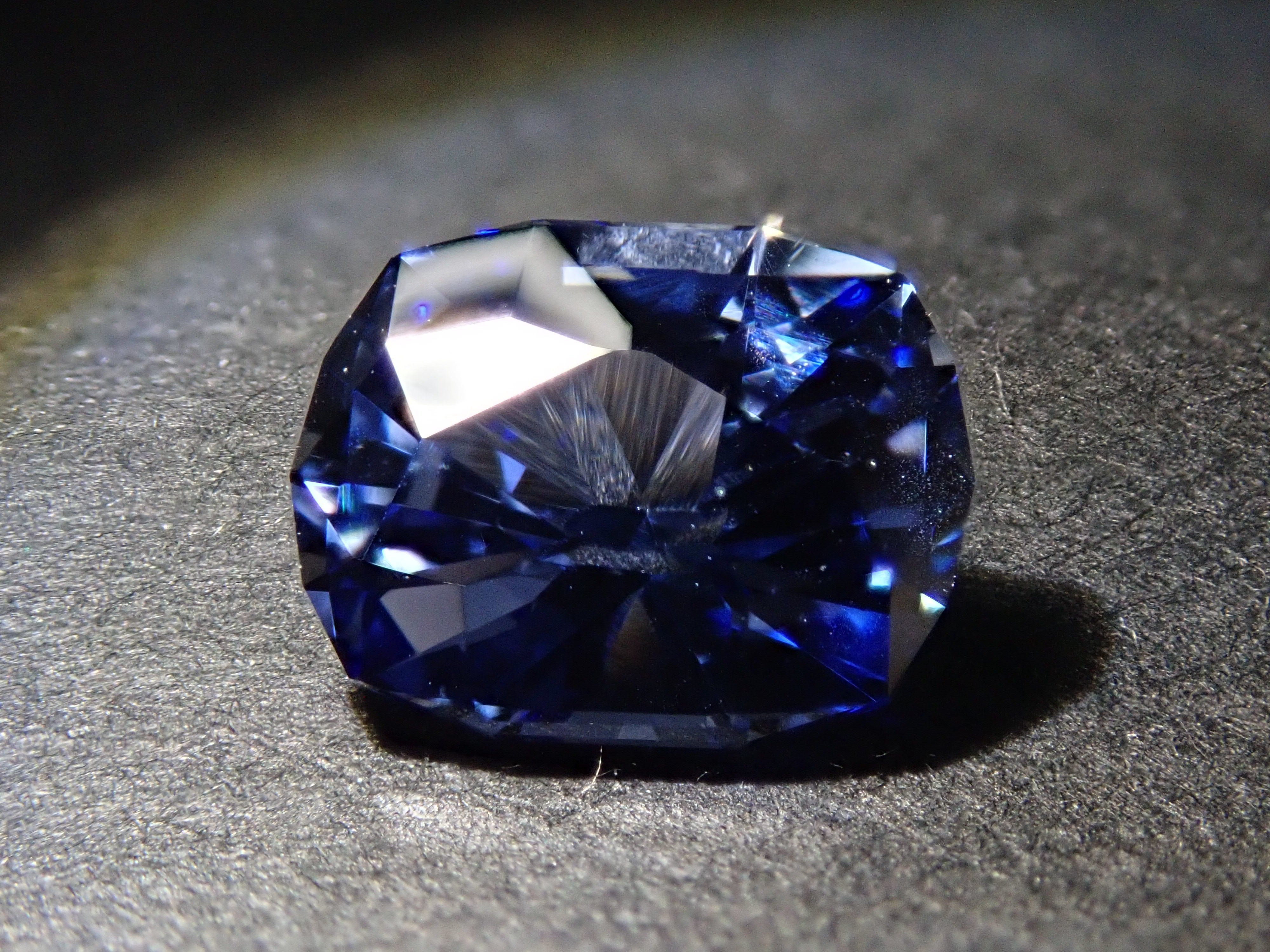 合成サファイア 1.547ctルース（合成ブルーサファイア）