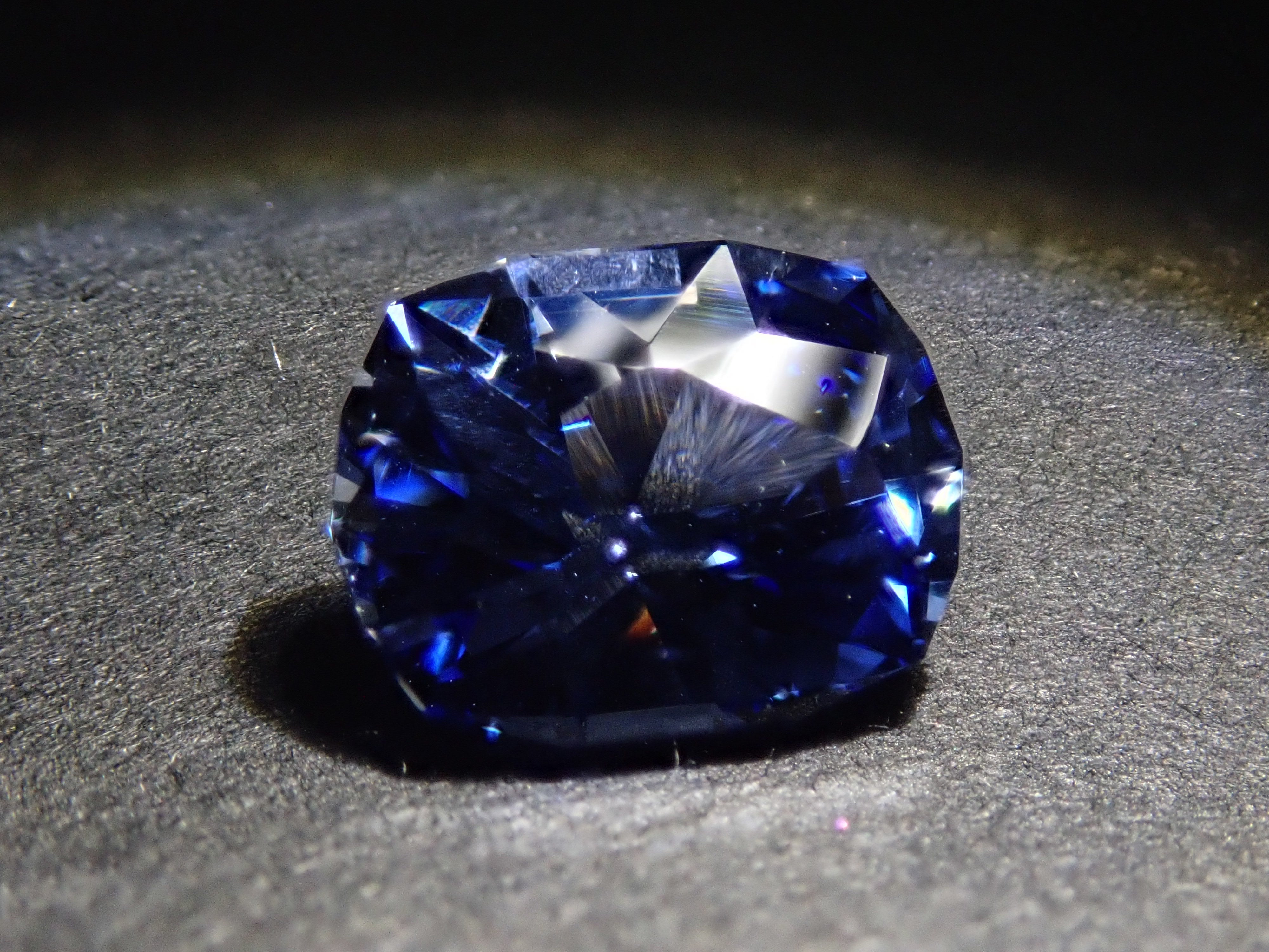 合成サファイア 1.547ctルース（合成ブルーサファイア）