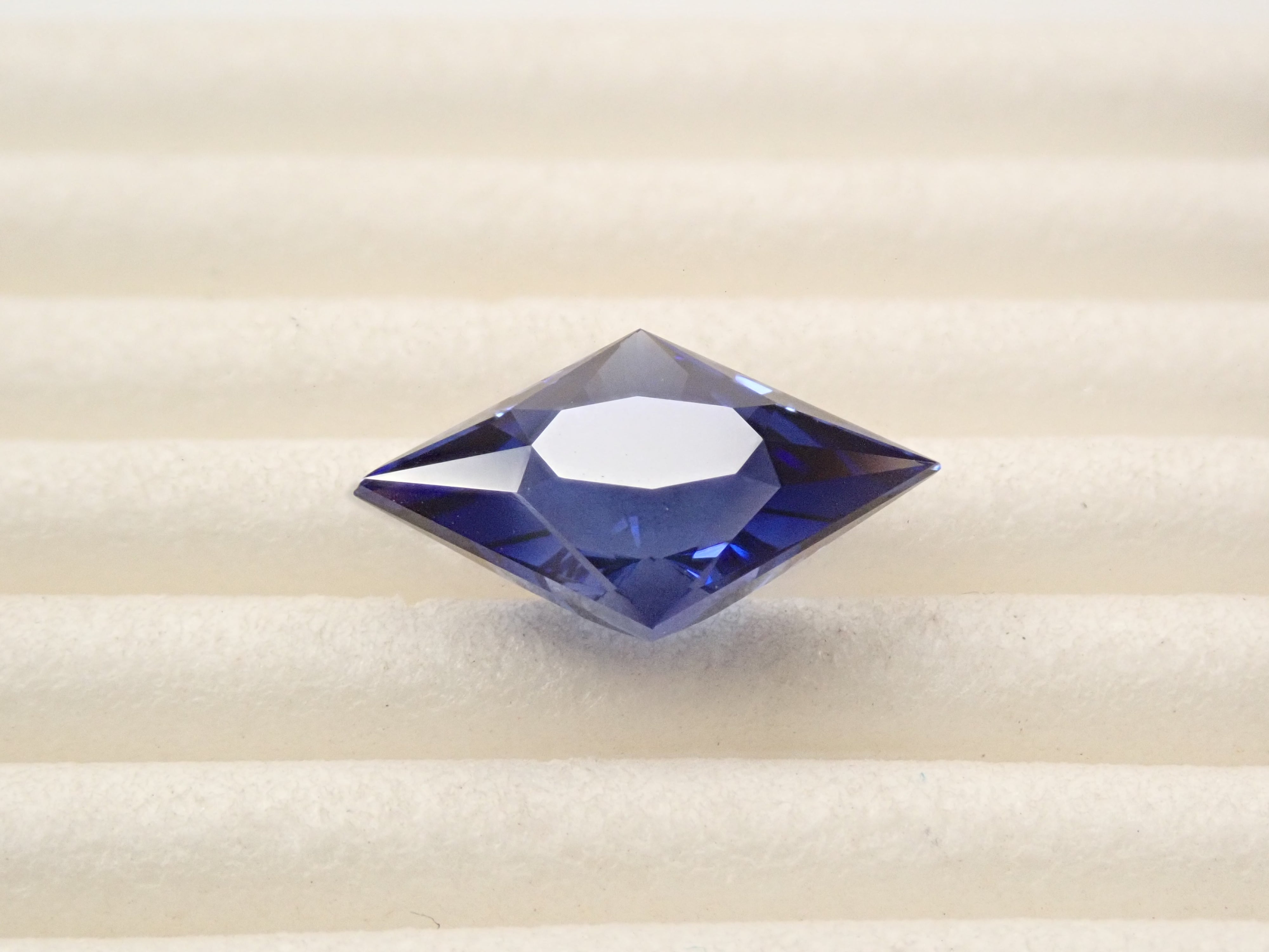 合成サファイア 2.393ctルース（合成ブルーサファイア）