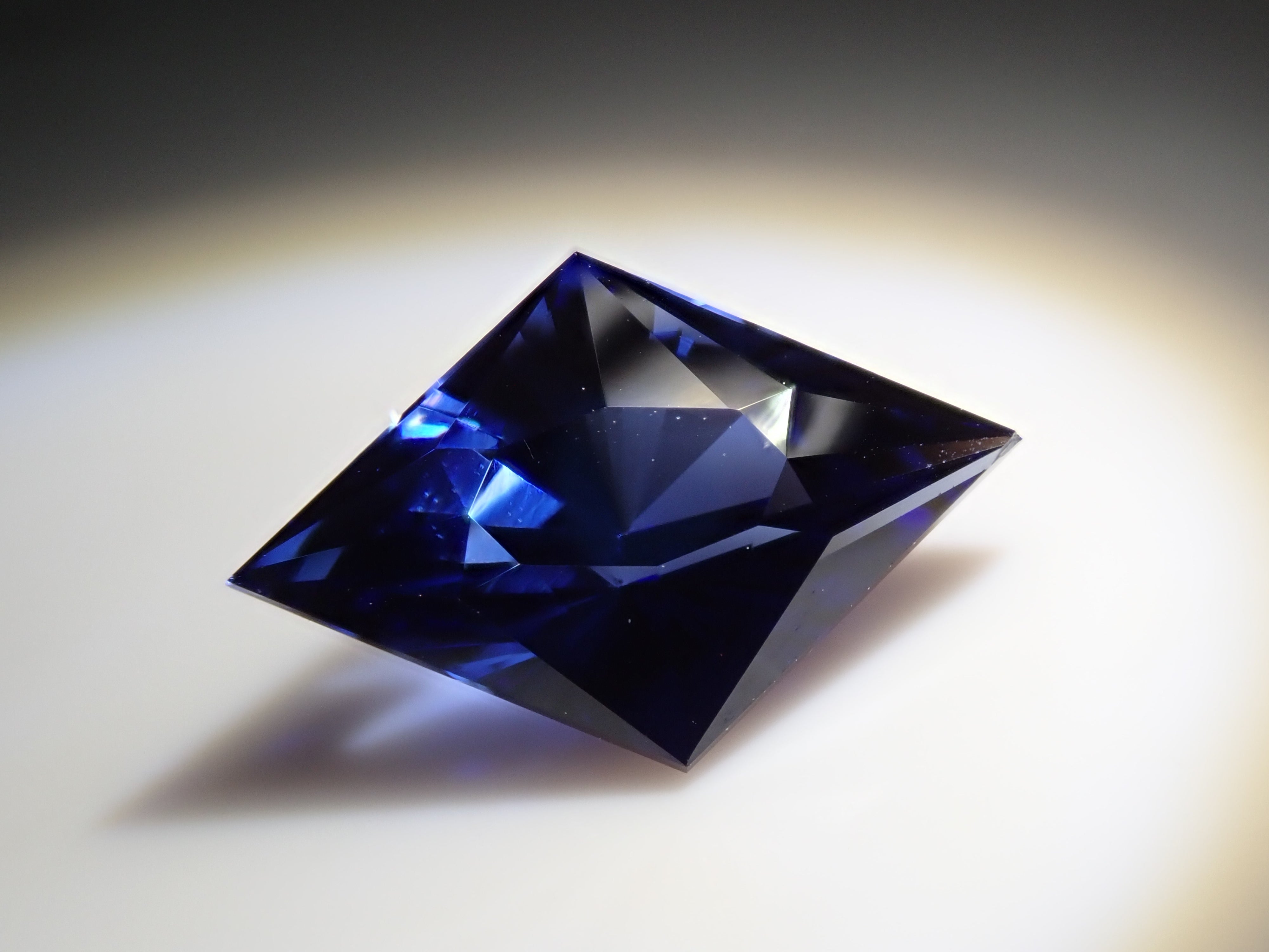合成サファイア 2.393ctルース（合成ブルーサファイア）