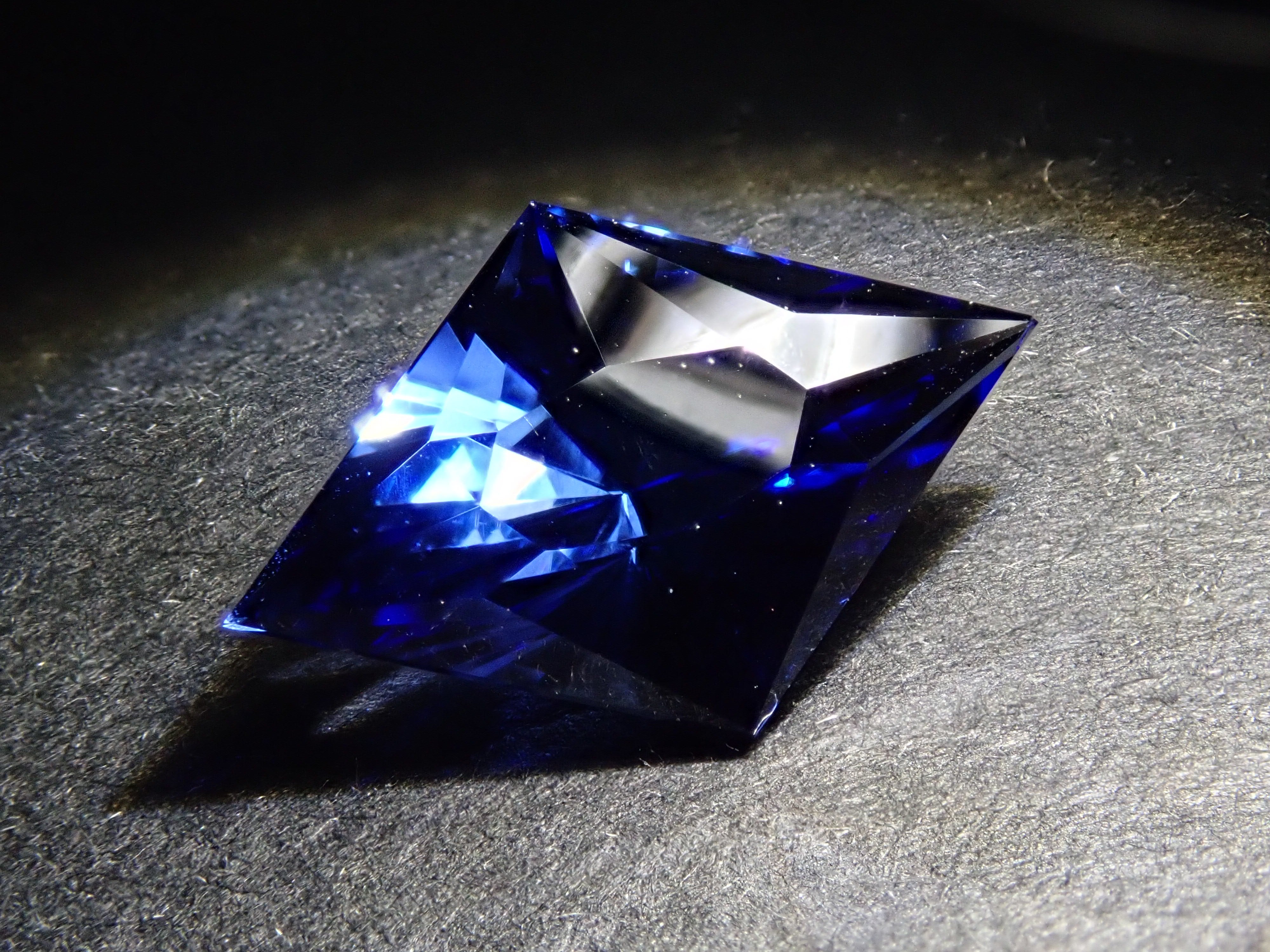 合成サファイア 2.393ctルース（合成ブルーサファイア）