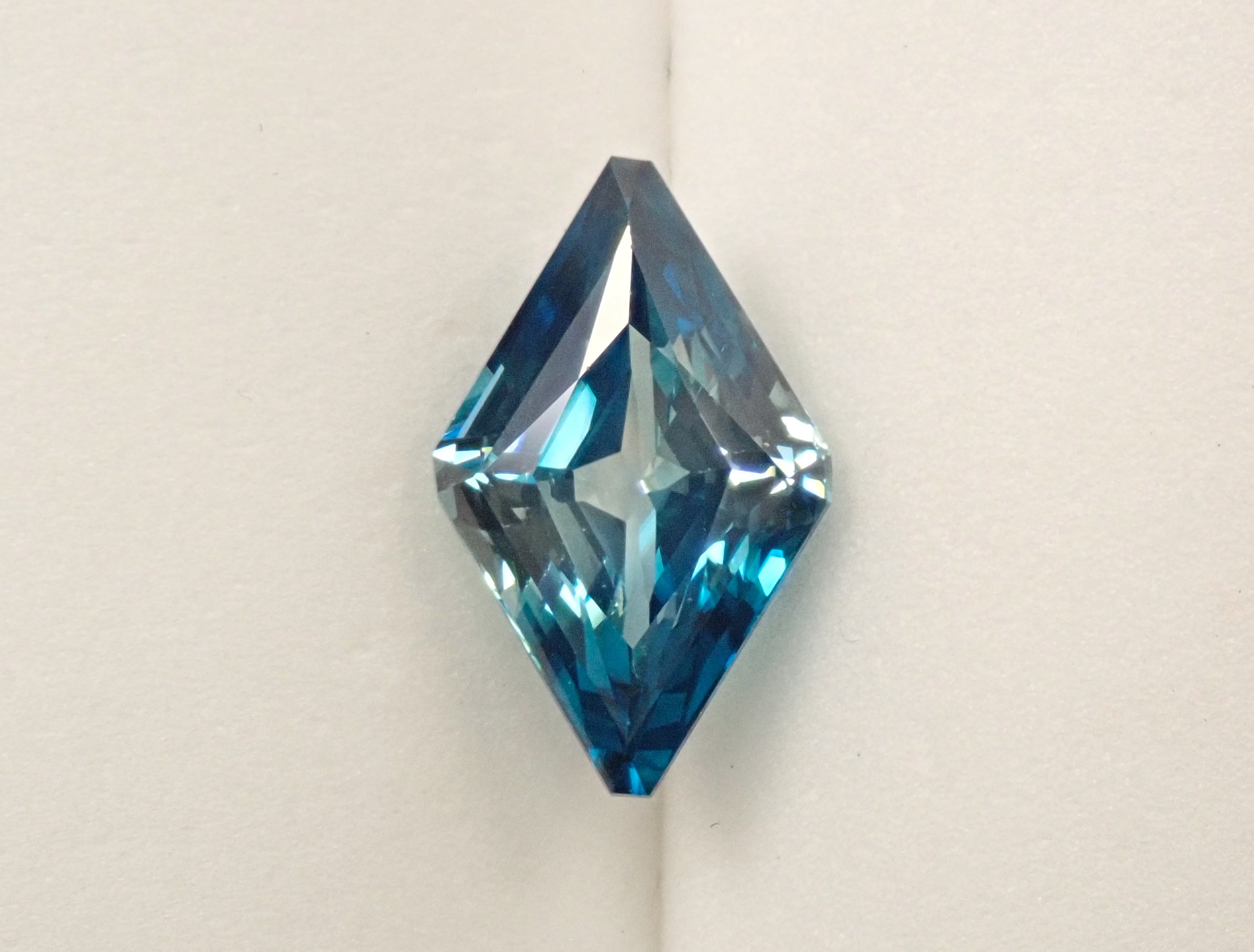 【1/5 22時販売】カンボジア産バイカラージルコン 5.480ctルース GIT