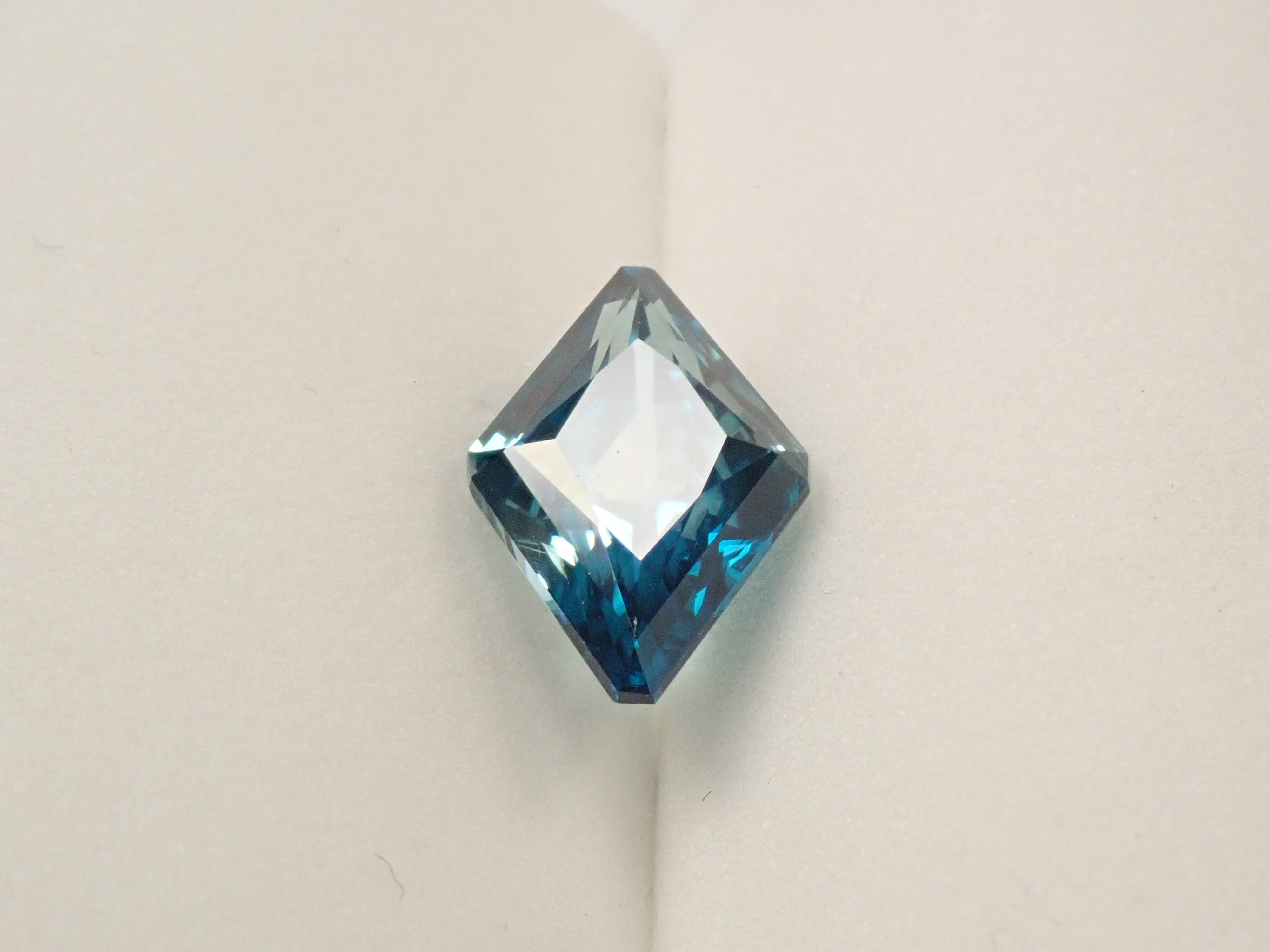 【1/5 22時販売】カンボジア産バイカラージルコン 5.480ctルース GIT