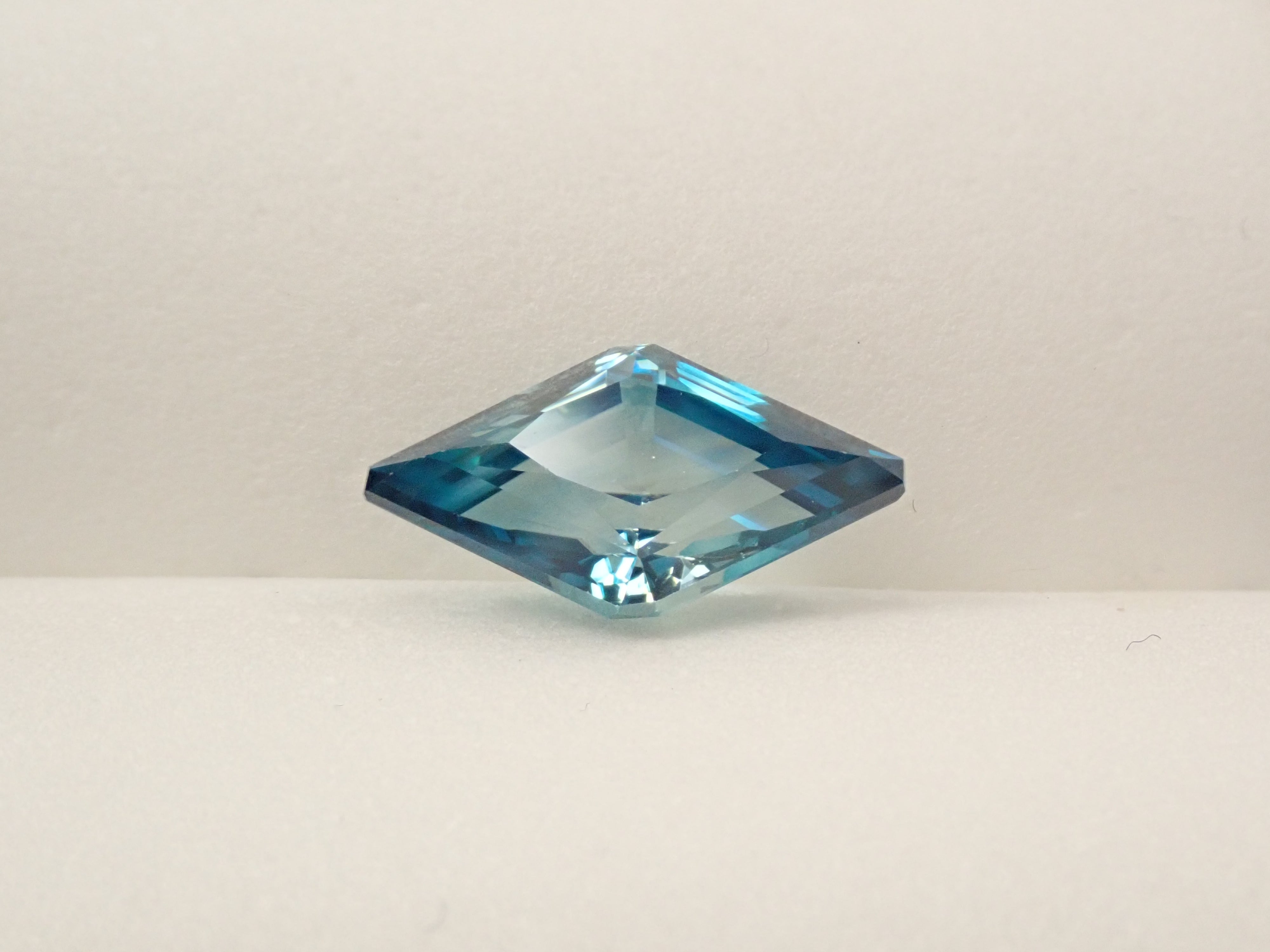 【1/5 22時販売】カンボジア産バイカラージルコン 5.480ctルース GIT