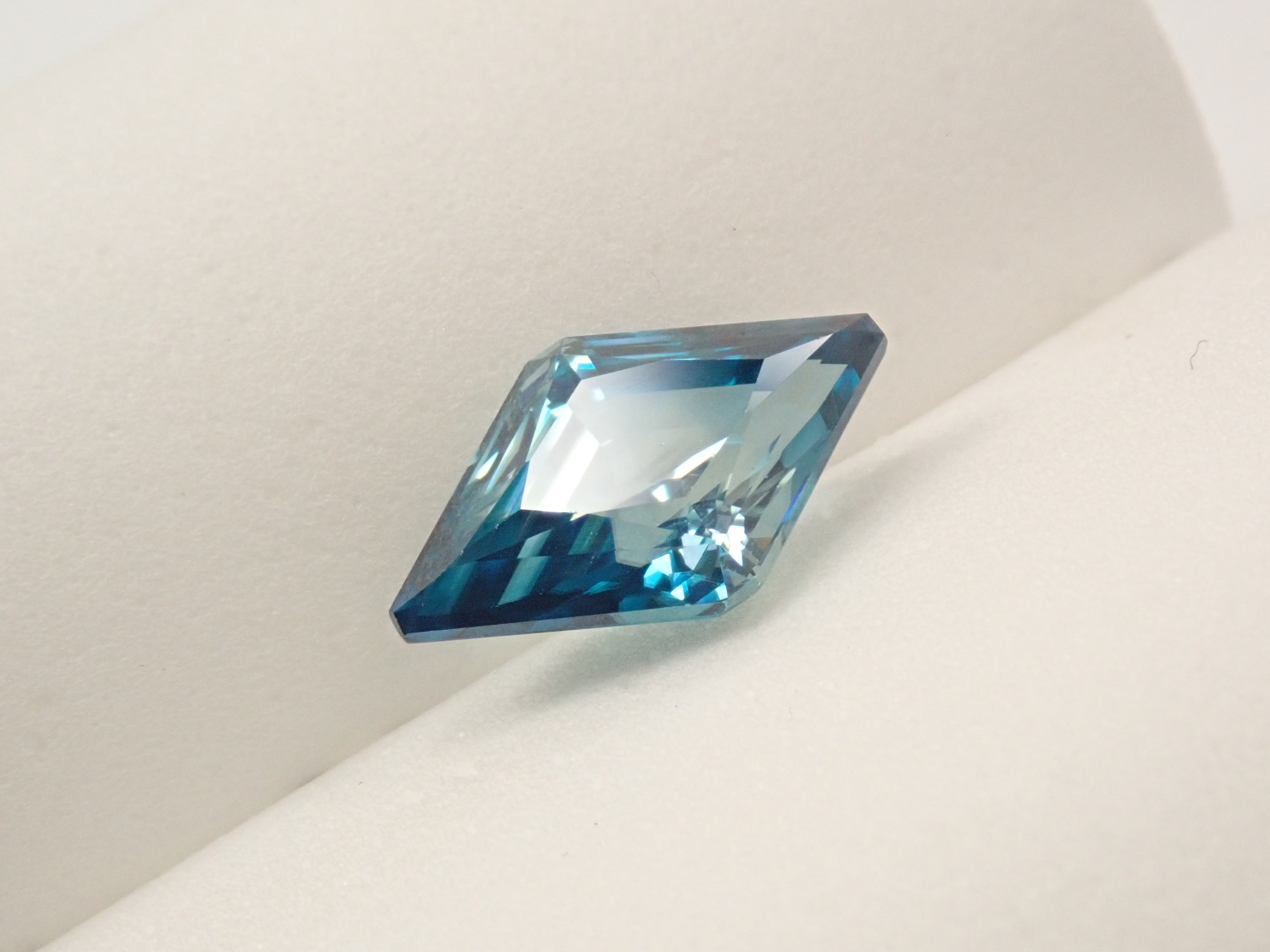 【1/5 22時販売】カンボジア産バイカラージルコン 5.480ctルース GIT