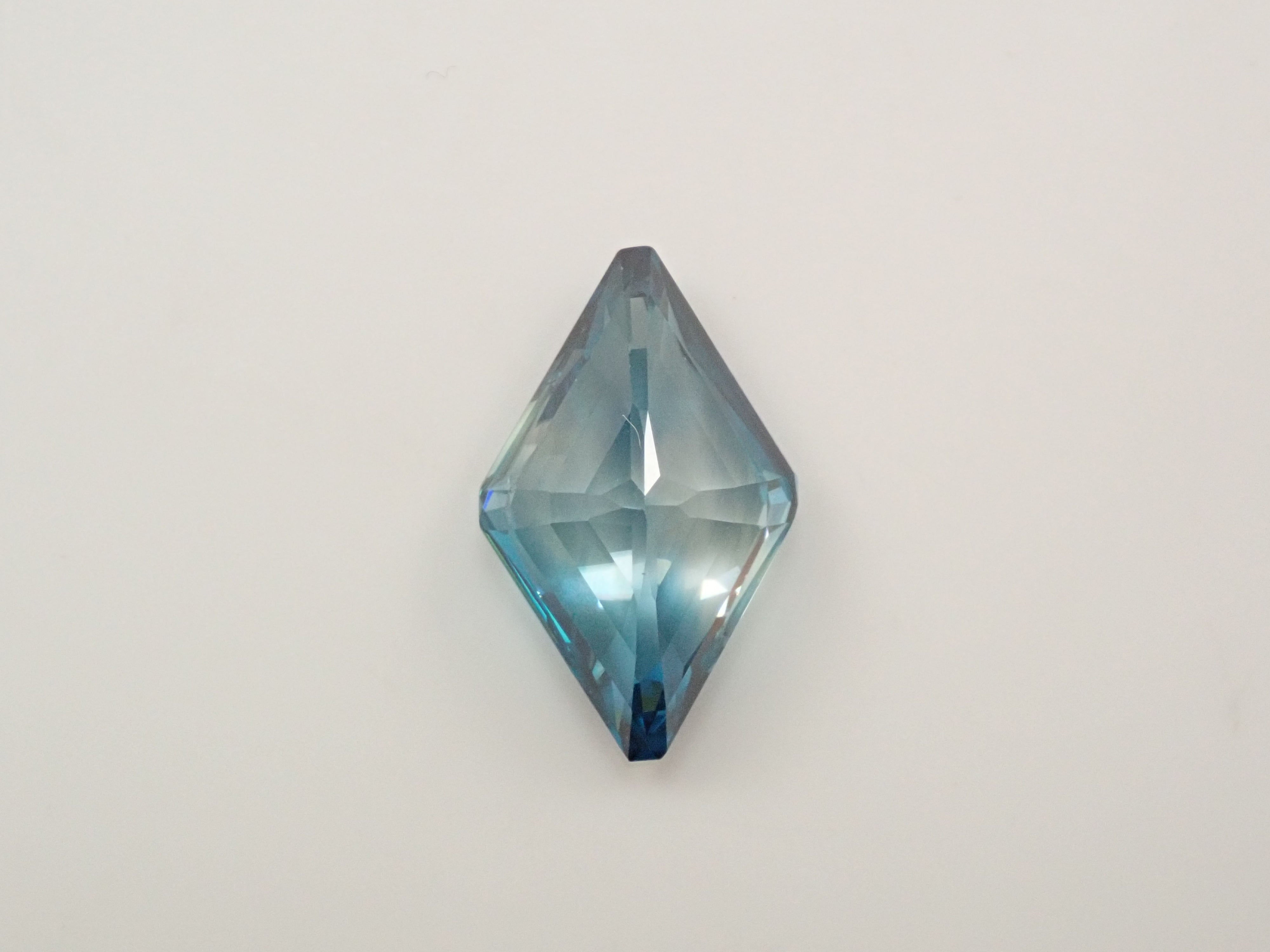 【1/5 22時販売】カンボジア産バイカラージルコン 5.480ctルース GIT