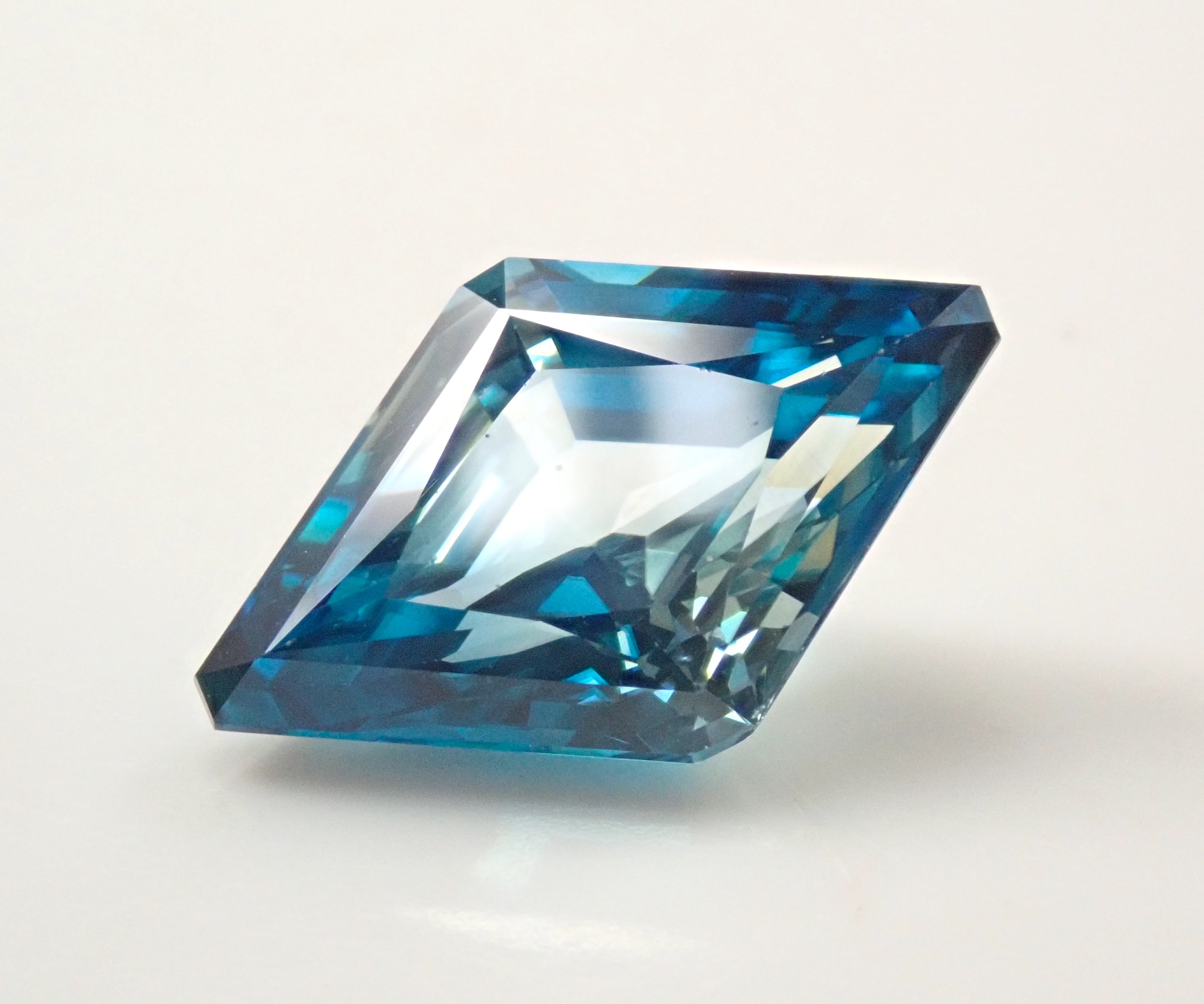 【1/5 22時販売】カンボジア産バイカラージルコン 5.480ctルース GIT