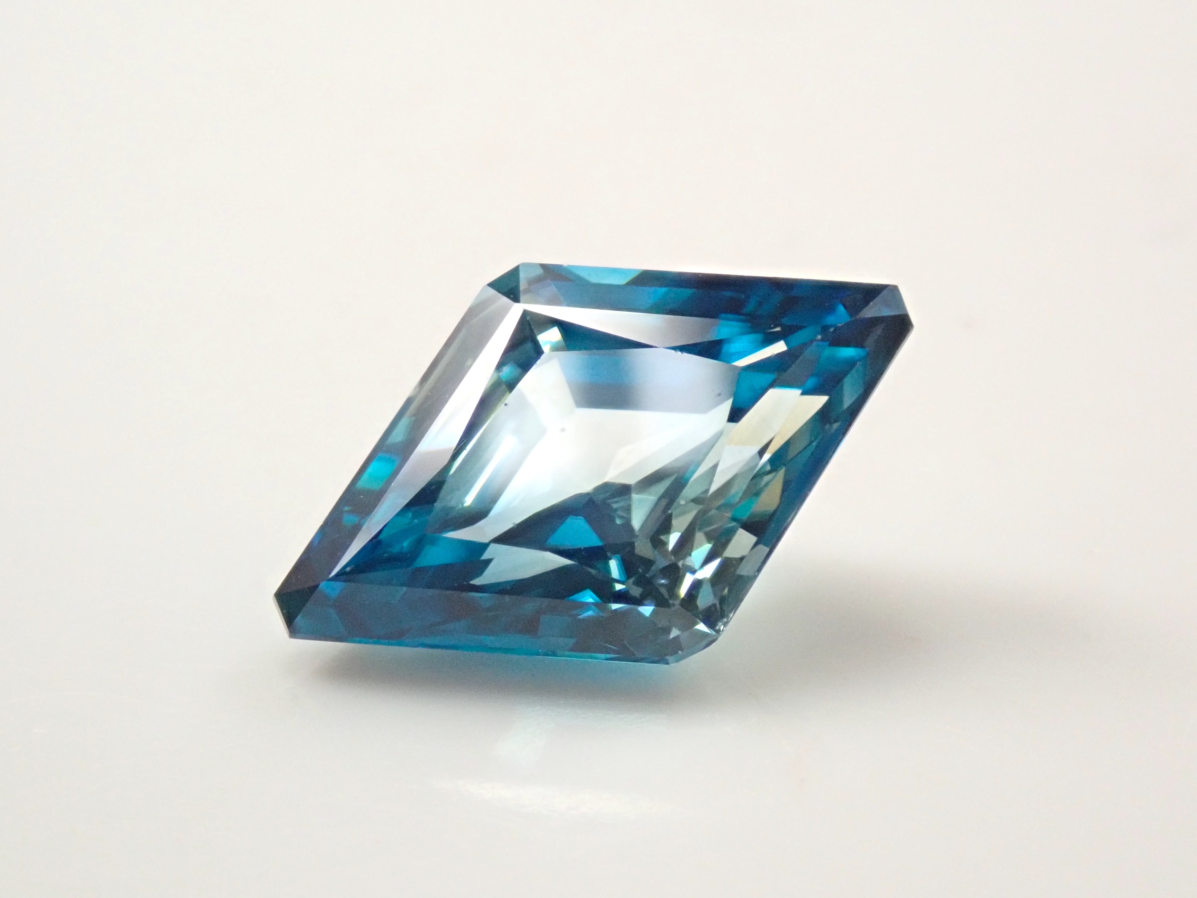 【1/5 22時販売】カンボジア産バイカラージルコン 5.480ctルース GIT