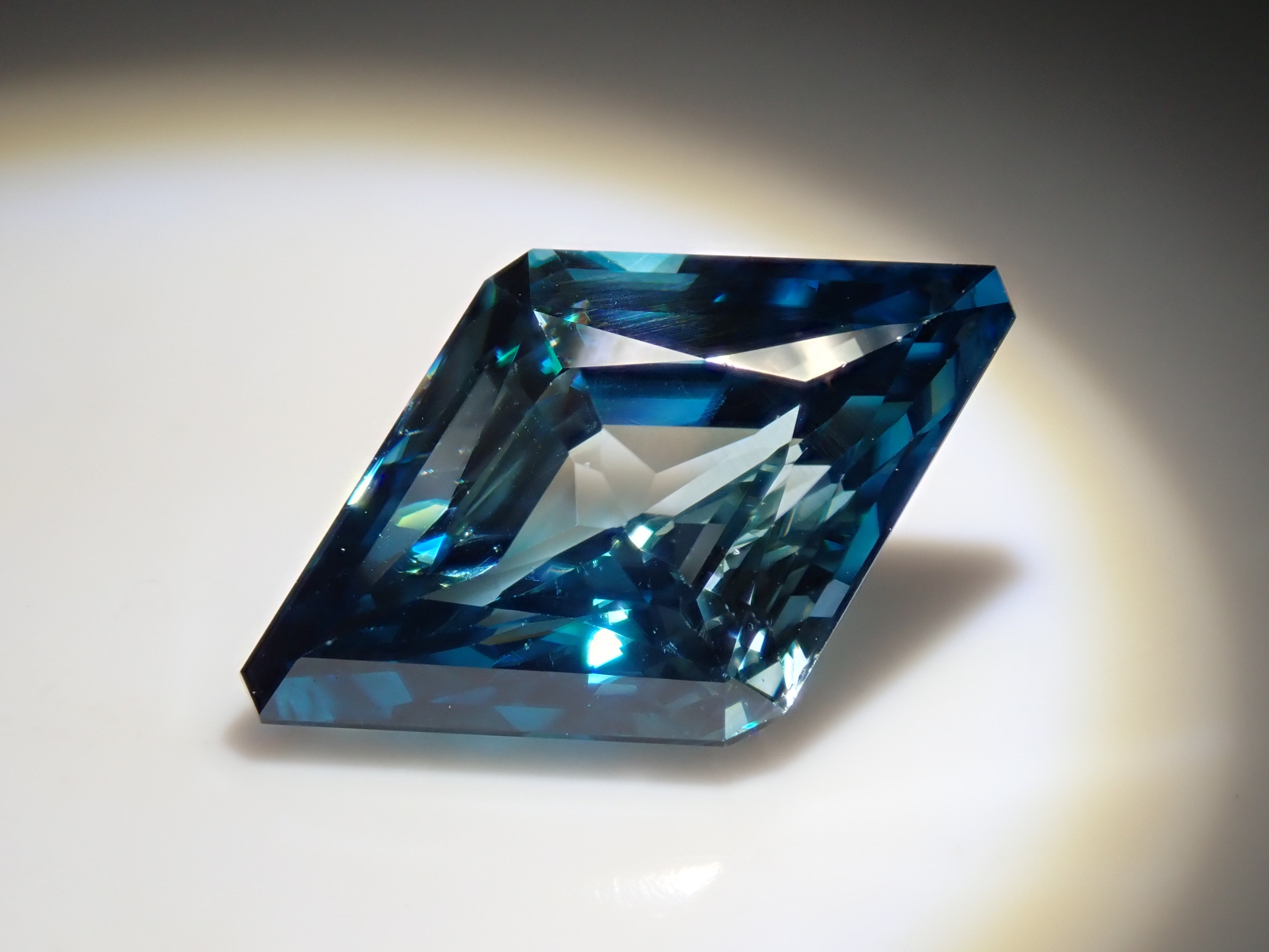 【1/5 22時販売】カンボジア産バイカラージルコン 5.480ctルース GIT