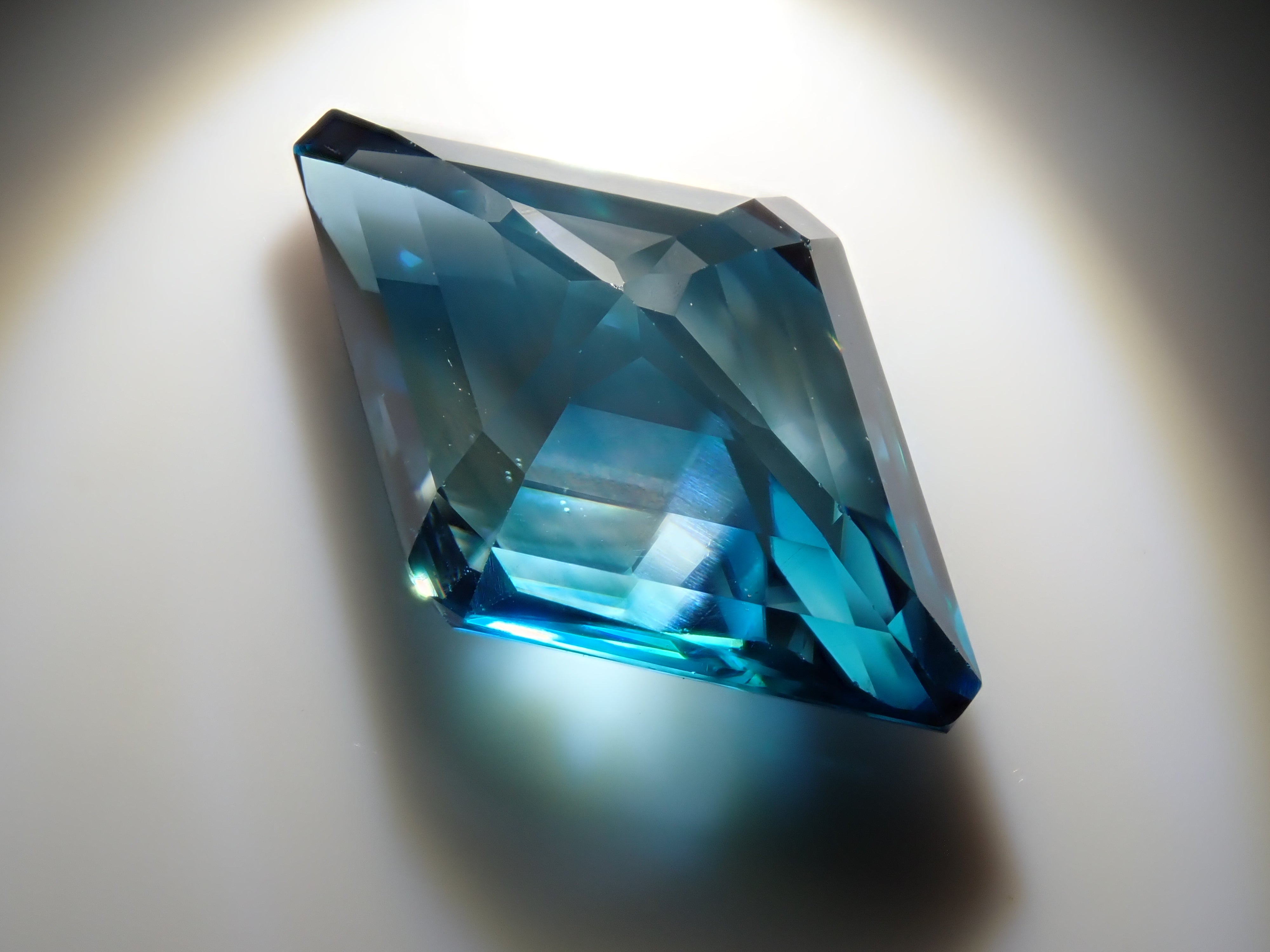 極上の逸品✨ Kgf14 宝石ルース カンボジア産 ディープブルー ジルコン 極上の逸品✨ Kgf14 宝石ルース カンボジア産 ディープブルー ジルコン