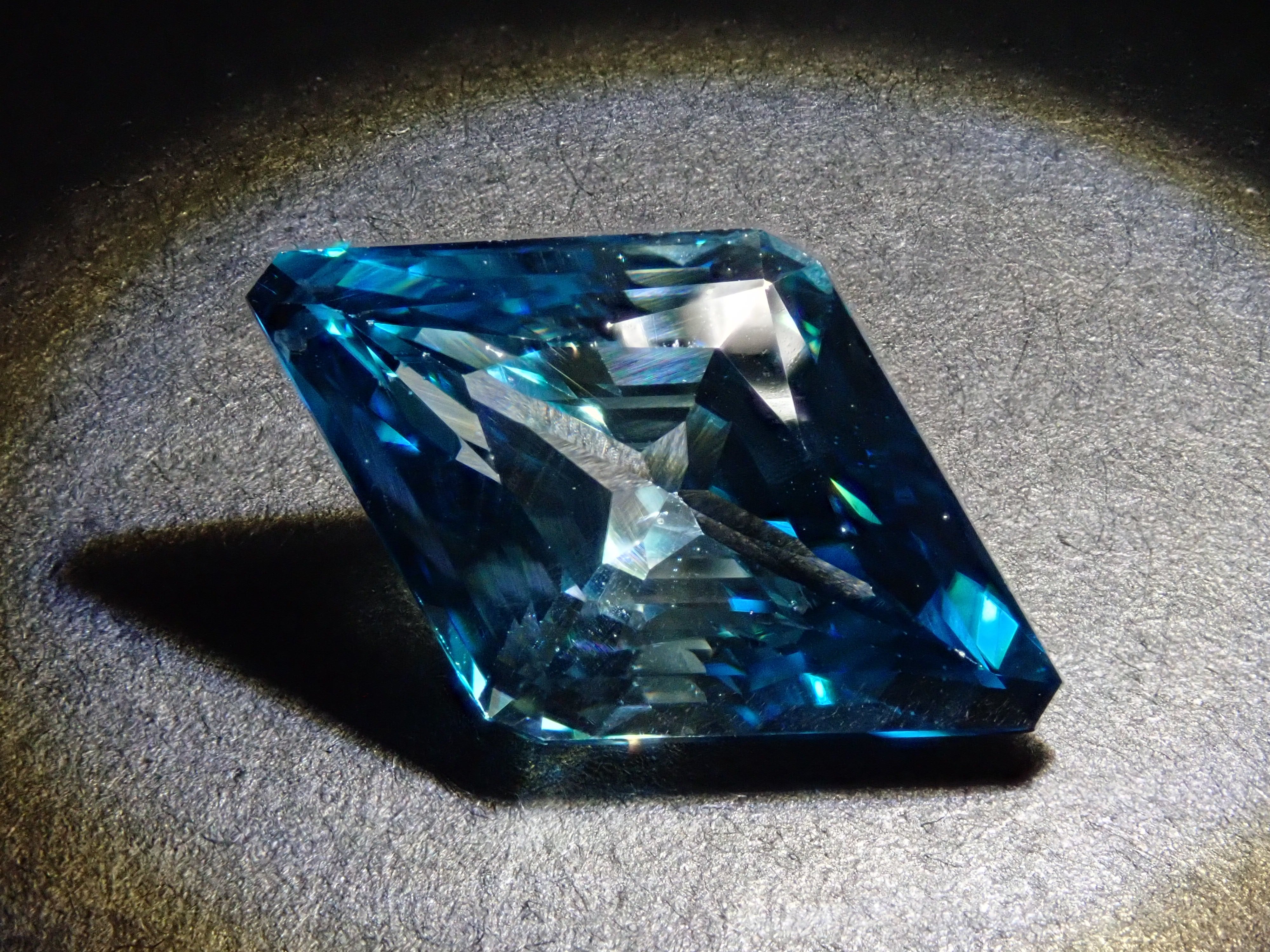 【1/5 22時販売】カンボジア産バイカラージルコン 5.480ctルース GIT