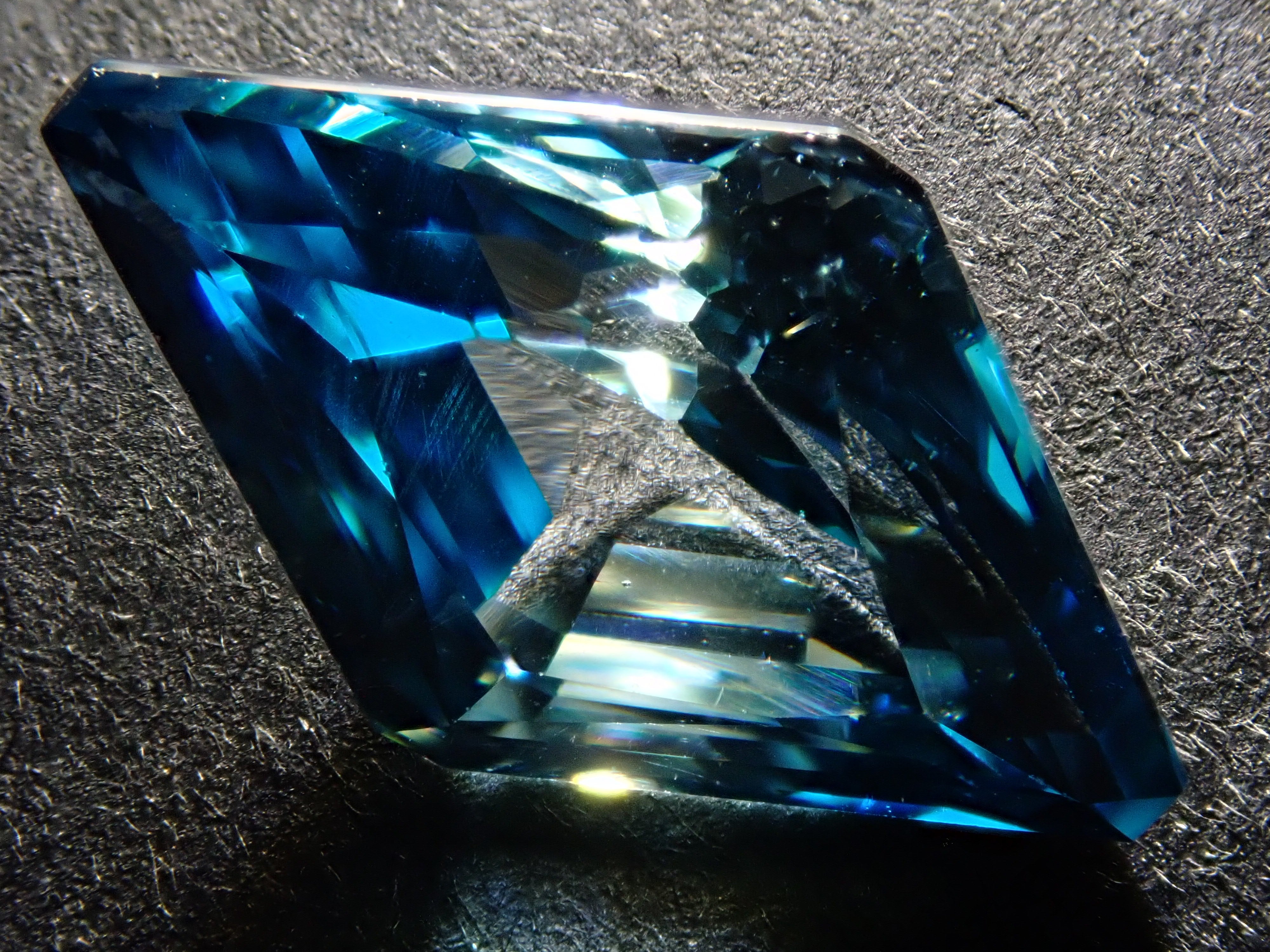 カンボジア産バイカラージルコン 5.480ctルース GIT