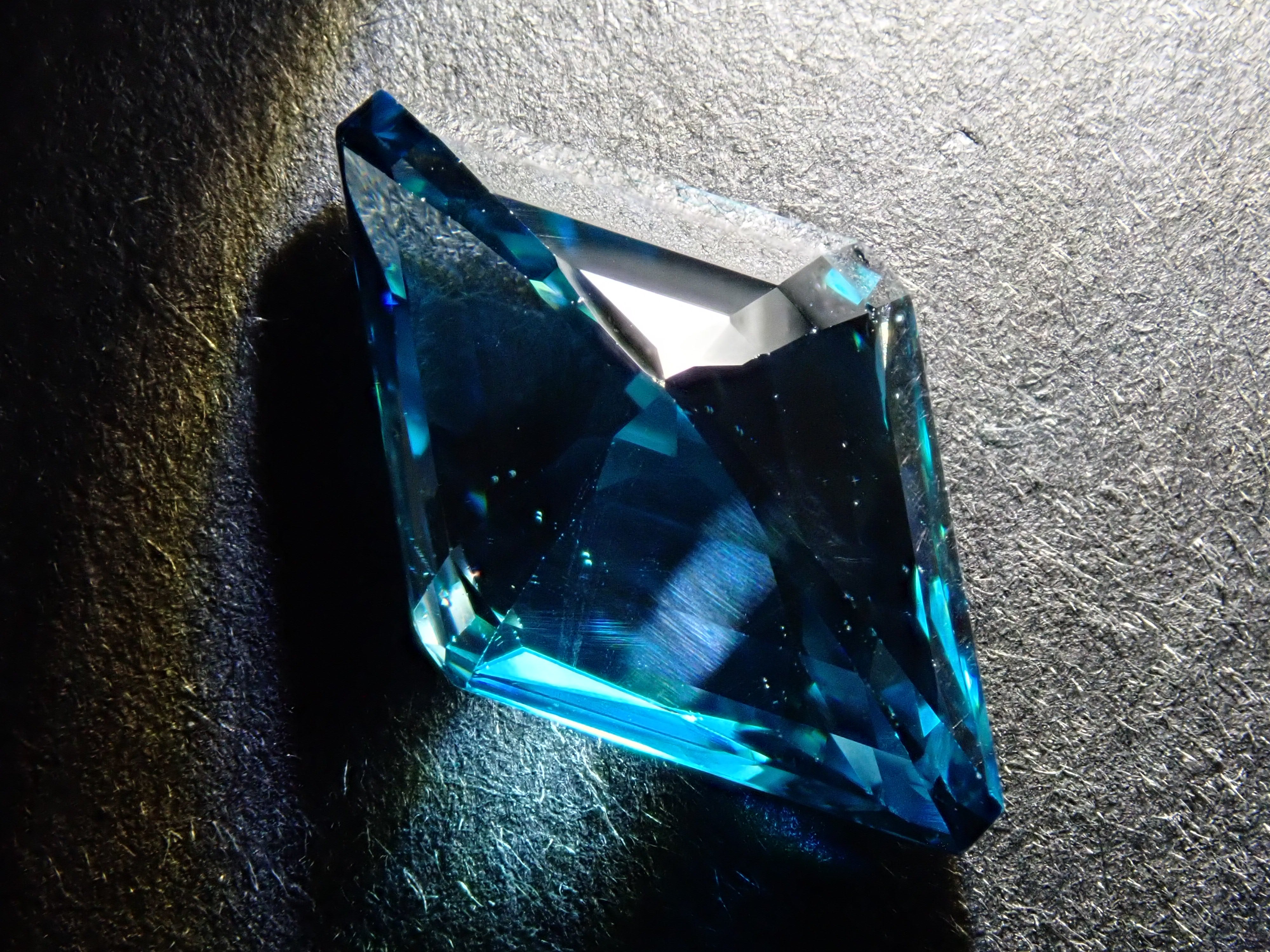 【1/5 22時販売】カンボジア産バイカラージルコン 5.480ctルース GIT