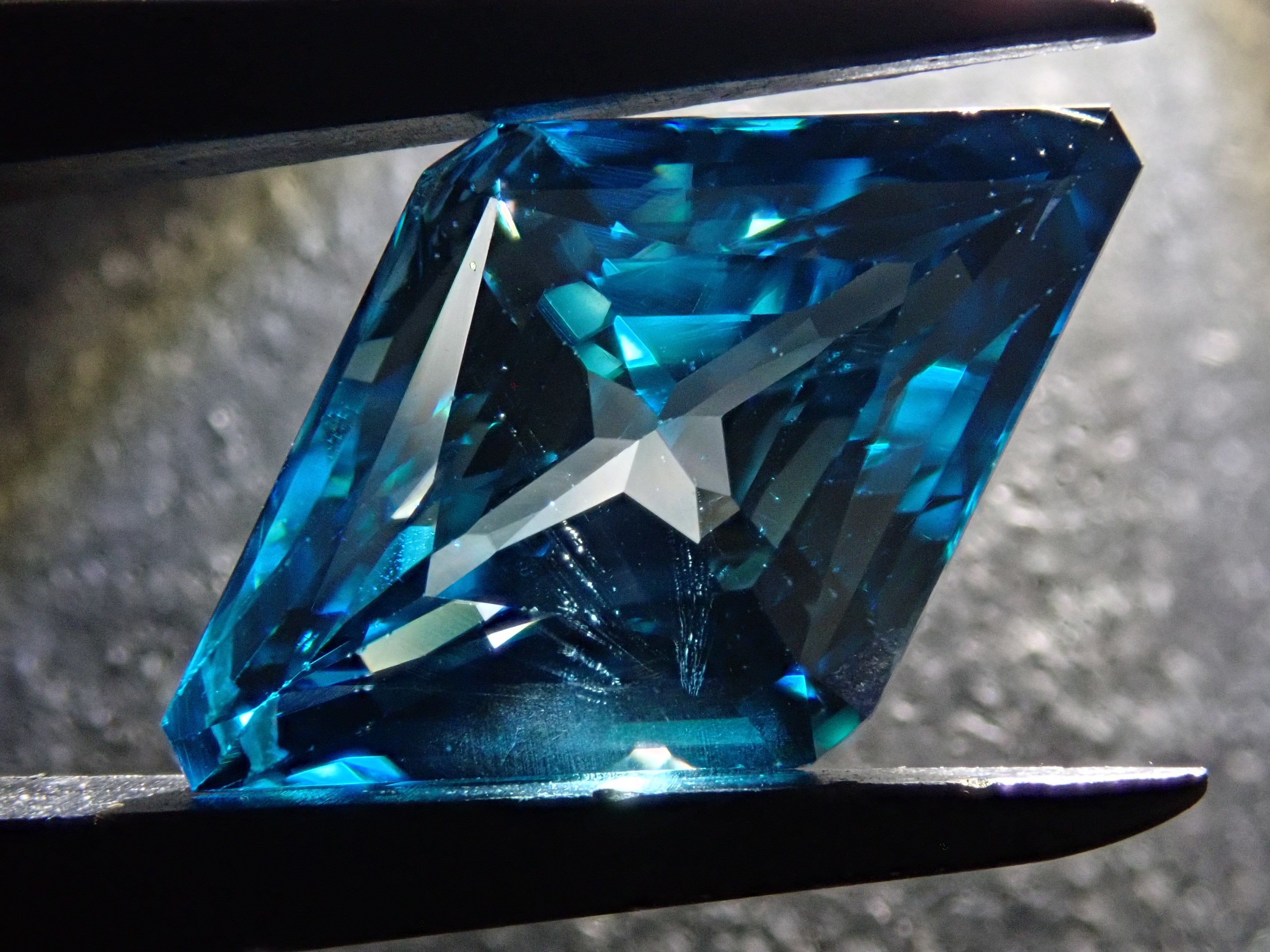 【1/5 22時販売】カンボジア産バイカラージルコン 5.480ctルース GIT