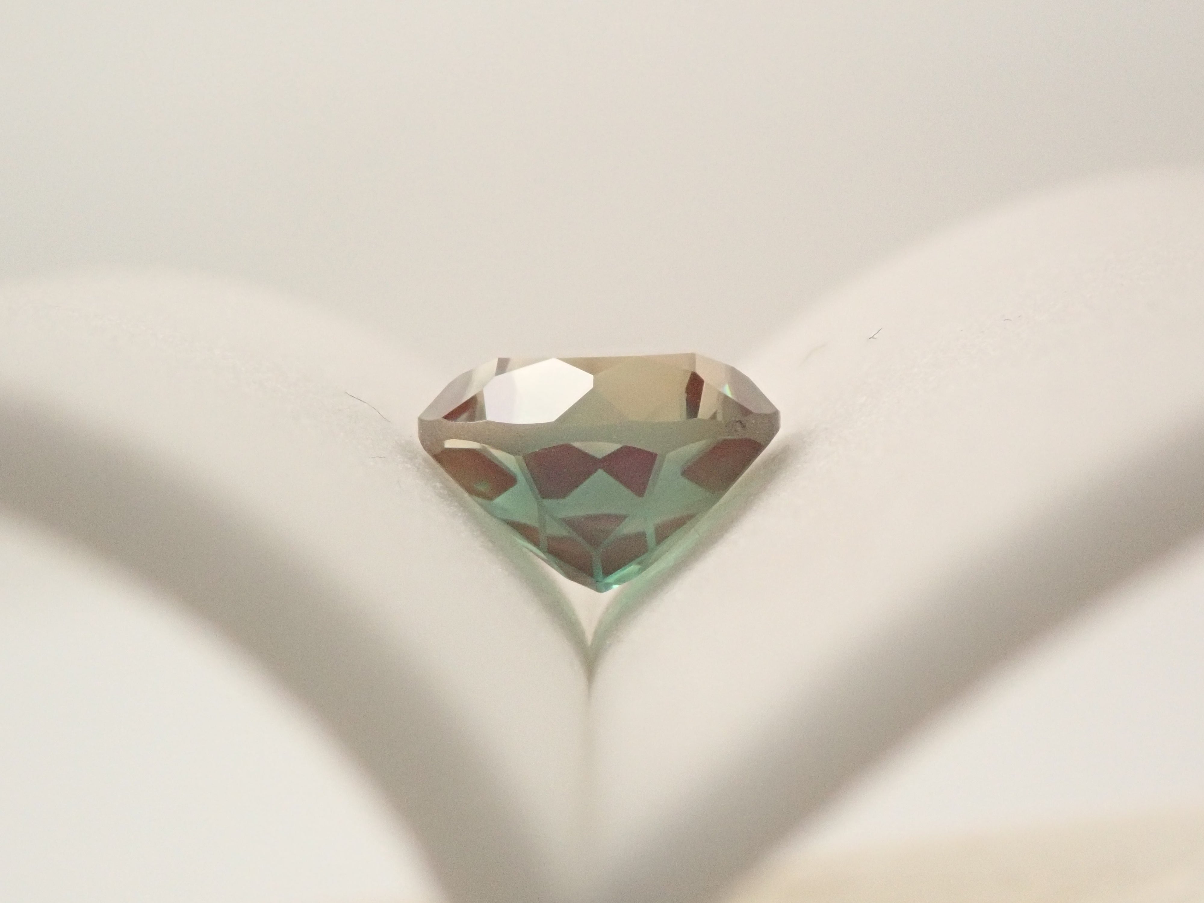 【1/19 22時販売】【ダンデライオンカット】チベット産カラーチェンジアンデシン 8.0mm/1.883ctルース