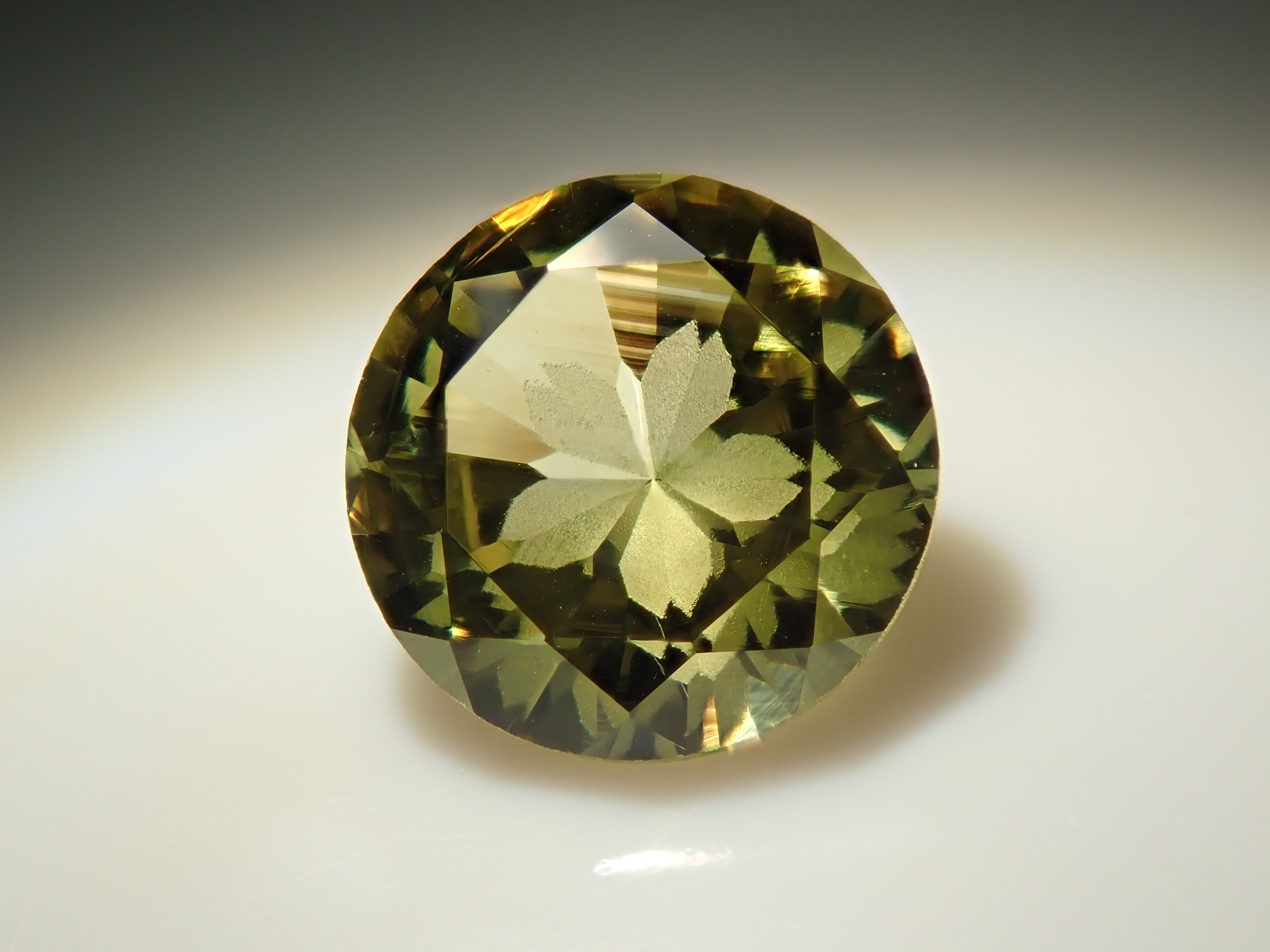 【抽選販売0117_04】【さくらインカット】マリ共和国産マリガーネット（グロッシュラー/アンドラダイト・ガーネット） 6.0mm/0.920ctルース 鑑別書