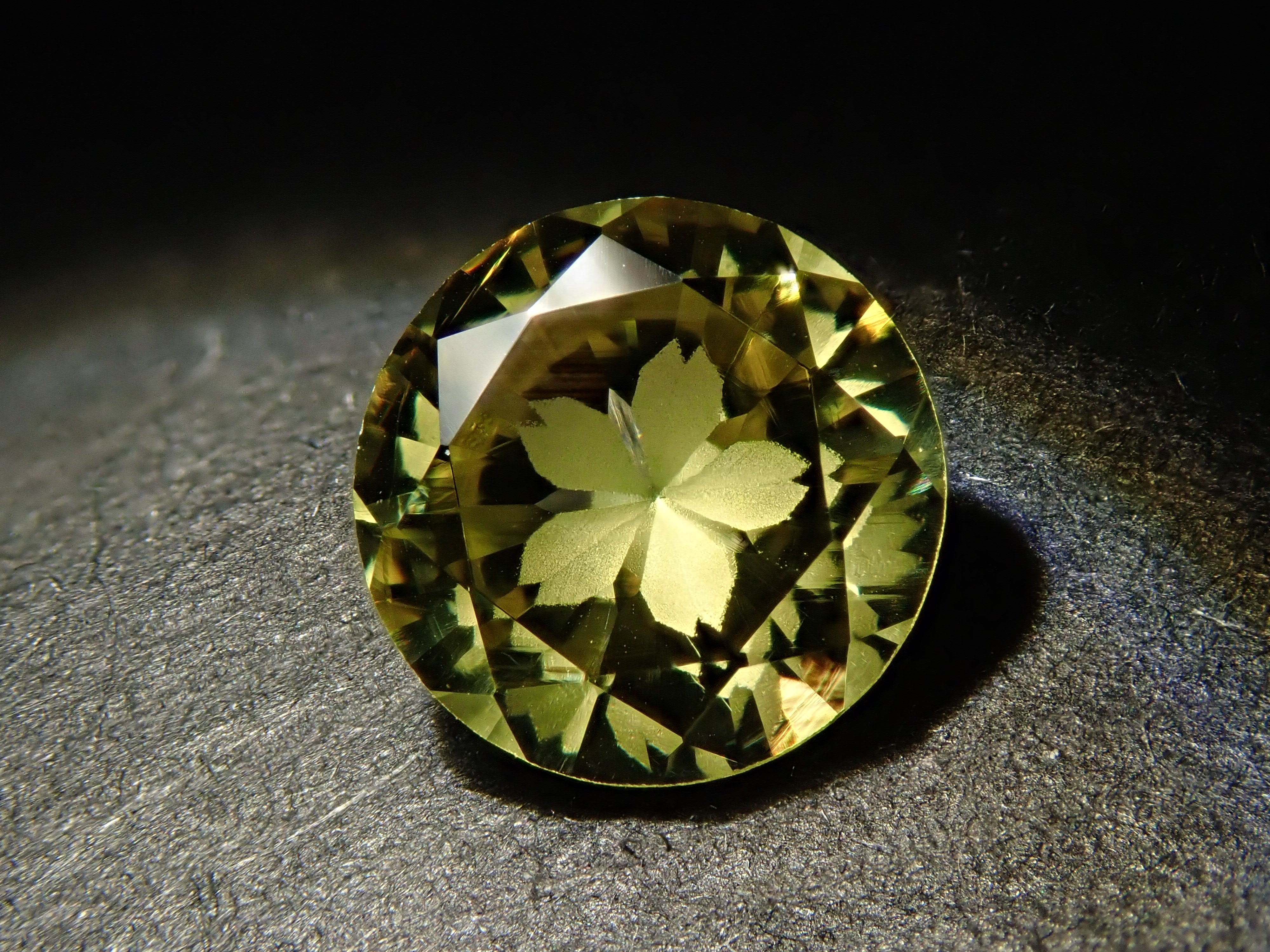 【抽選販売0117_04】【さくらインカット】マリ共和国産マリガーネット（グロッシュラー/アンドラダイト・ガーネット） 6.0mm/0.920ctルース 鑑別書