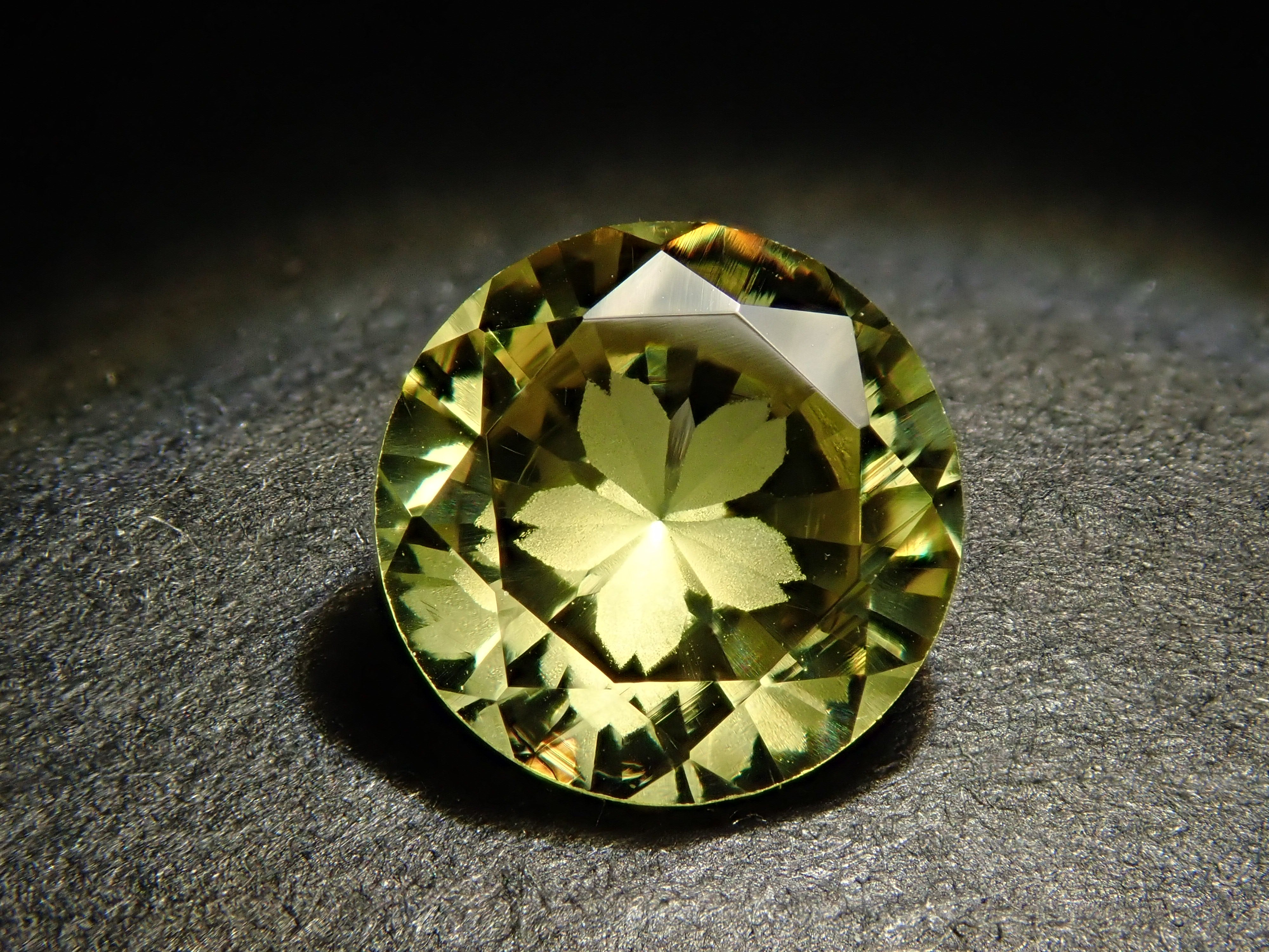 【抽選販売0117_04】【さくらインカット】マリ共和国産マリガーネット（グロッシュラー/アンドラダイト・ガーネット） 6.0mm/0.920ctルース 鑑別書