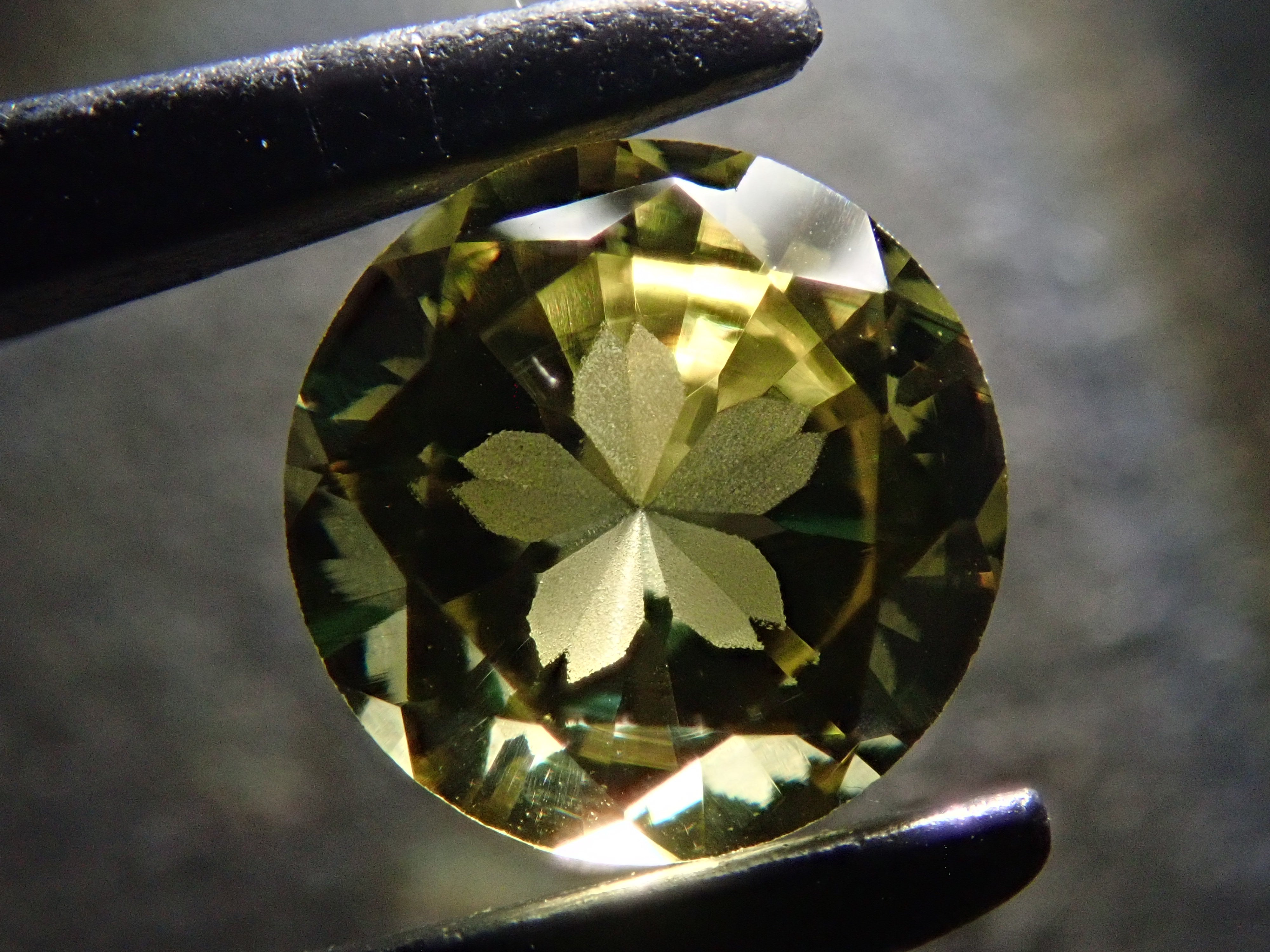 【抽選販売0117_04】【さくらインカット】マリ共和国産マリガーネット（グロッシュラー/アンドラダイト・ガーネット） 6.0mm/0.920ctルース 鑑別書